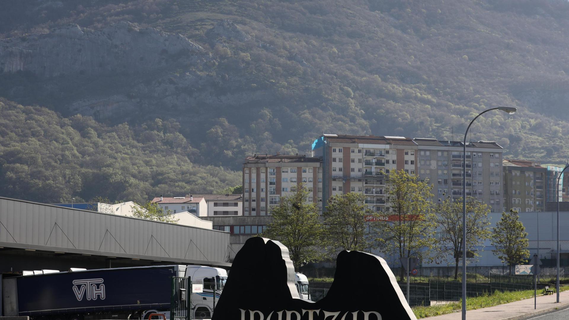Detalle del acceso a Irurtzun por el polígono de Akaborro.