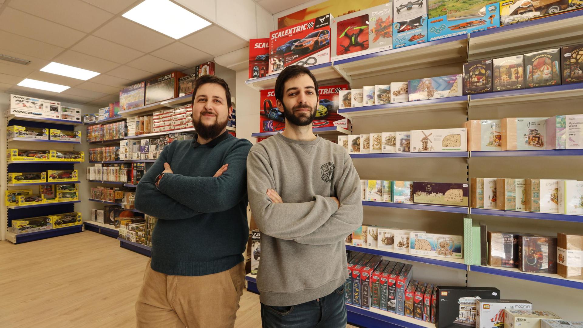 Alex Sánchez y Jacobo Senosiáin, junto a la sección de puzles de D20 Juegos, en la plaza de la Cruz