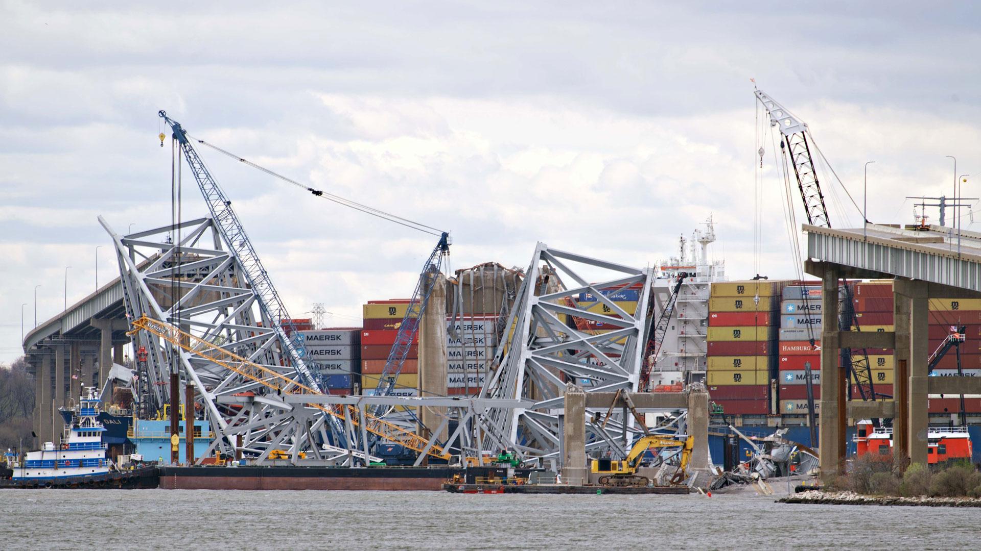 Una maraña de vigas metálicas y grúas rodean el puente Francis Scott Key de Baltirmore, derrumbado tras el choque de un carguero