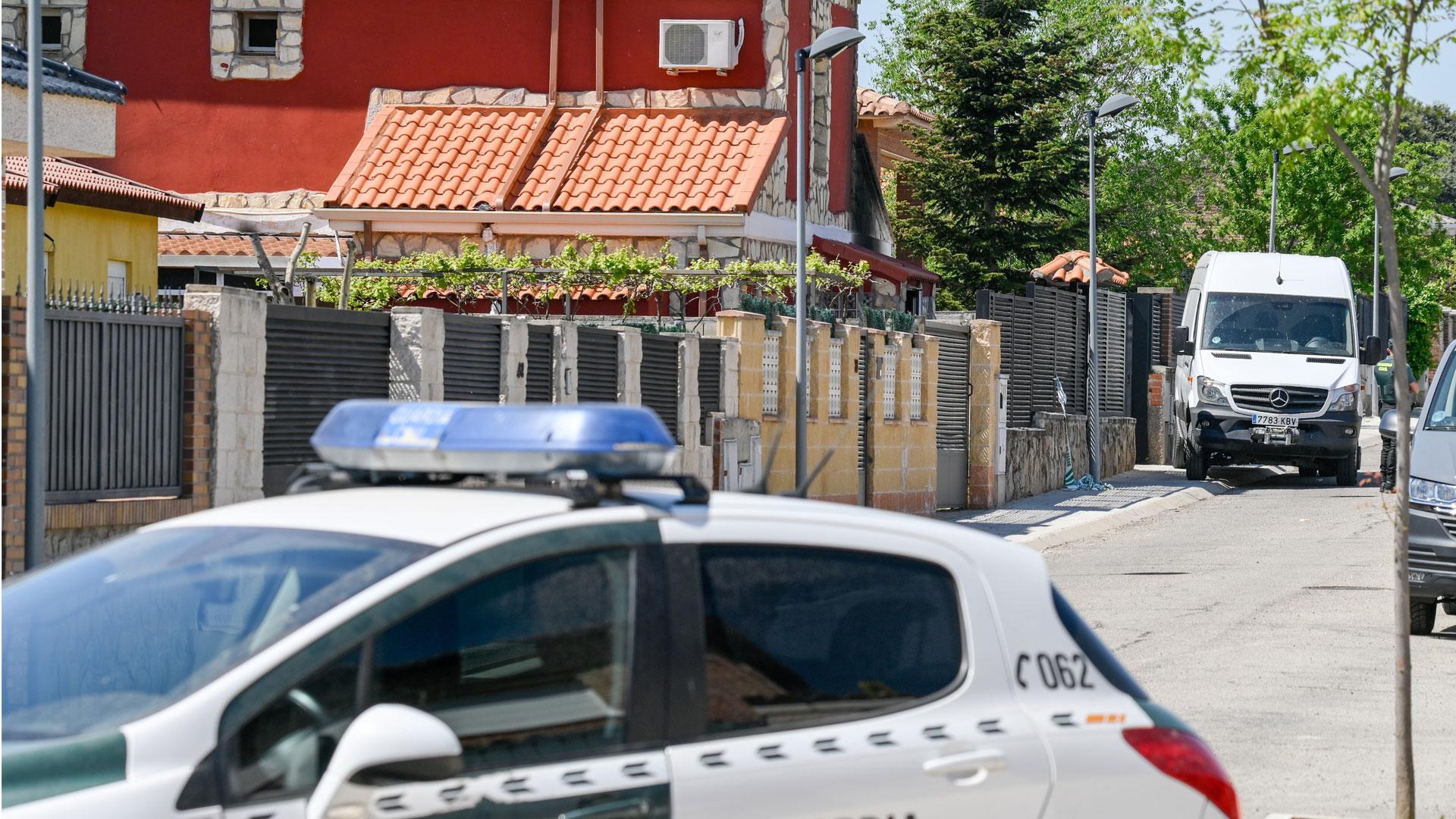 Un vehículo de la Guardia Civil en la vivienda donde se produjo el triple asesinato de unos padres y su hija en Chiloeches, Guadalajara