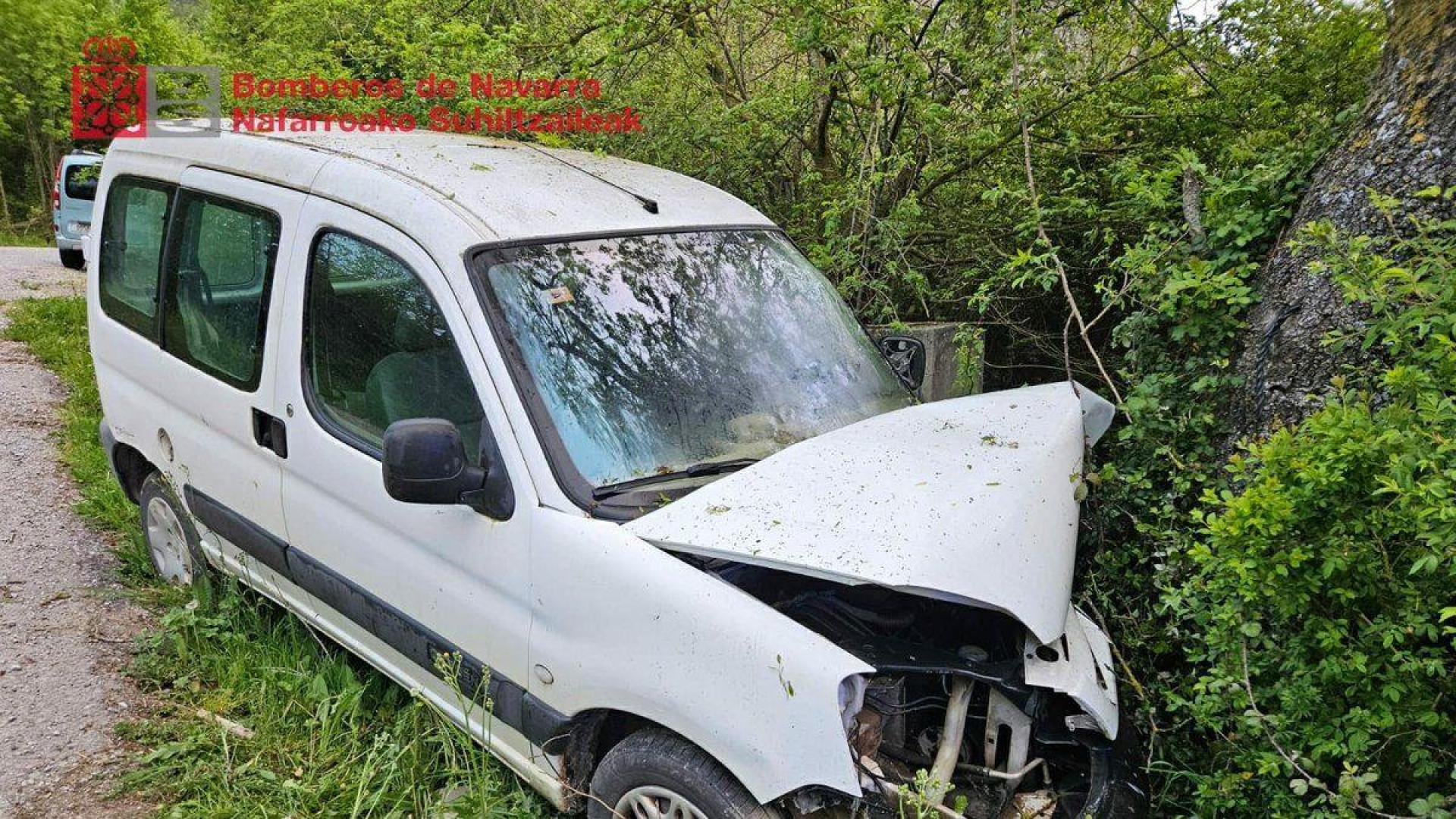 El accidente se produjo tras un choque con un árbol
