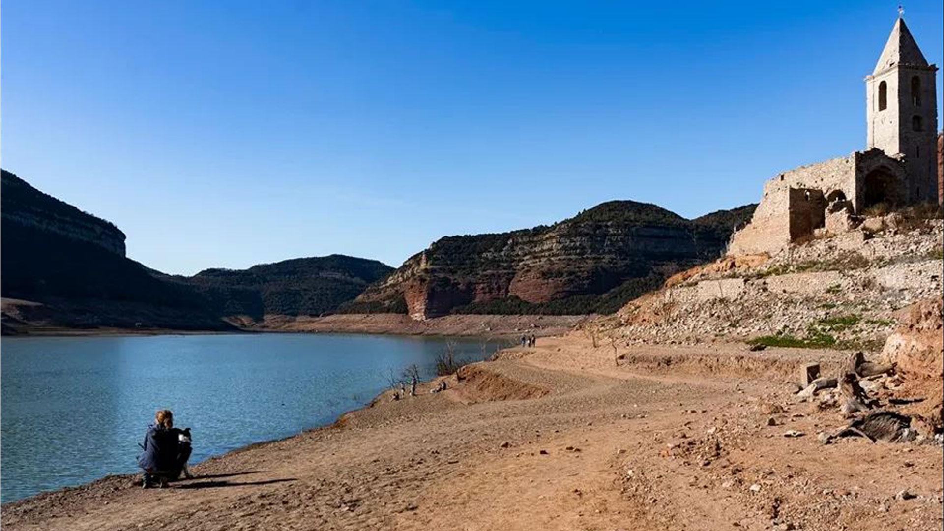 Pantano de Sau (Barcelona) en un nivel muy bajo por la sequía