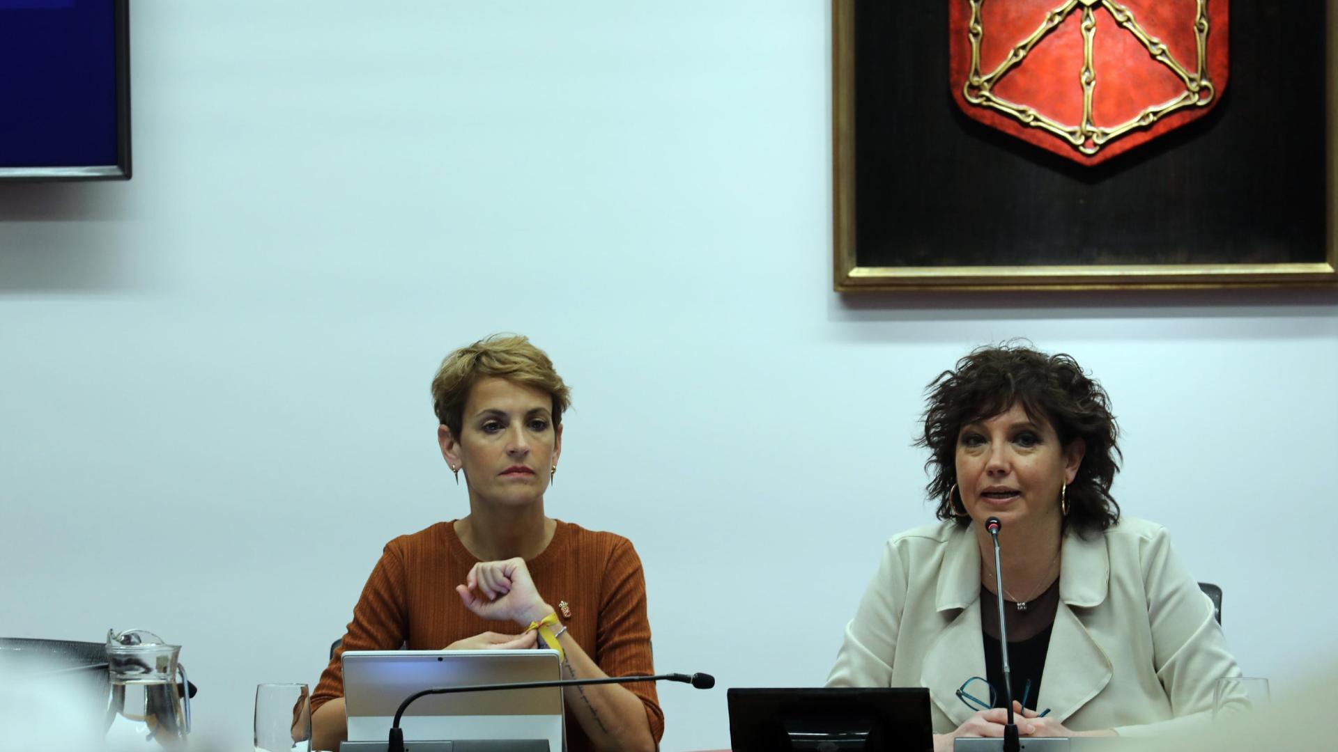 La presidenta María Chivite, durante su comparecencia en el Parlamento, y la socialista Ainhoa Unzu, que preside la comisión de Régimen Foral de la Cámara