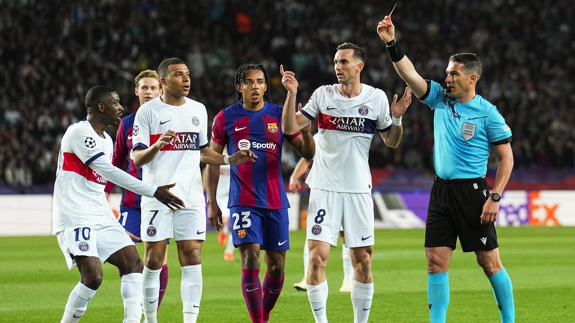 El colegiado expulsa con roja directa a Araújo. El Barcelona pagó caro jugar con diez durante una hora.