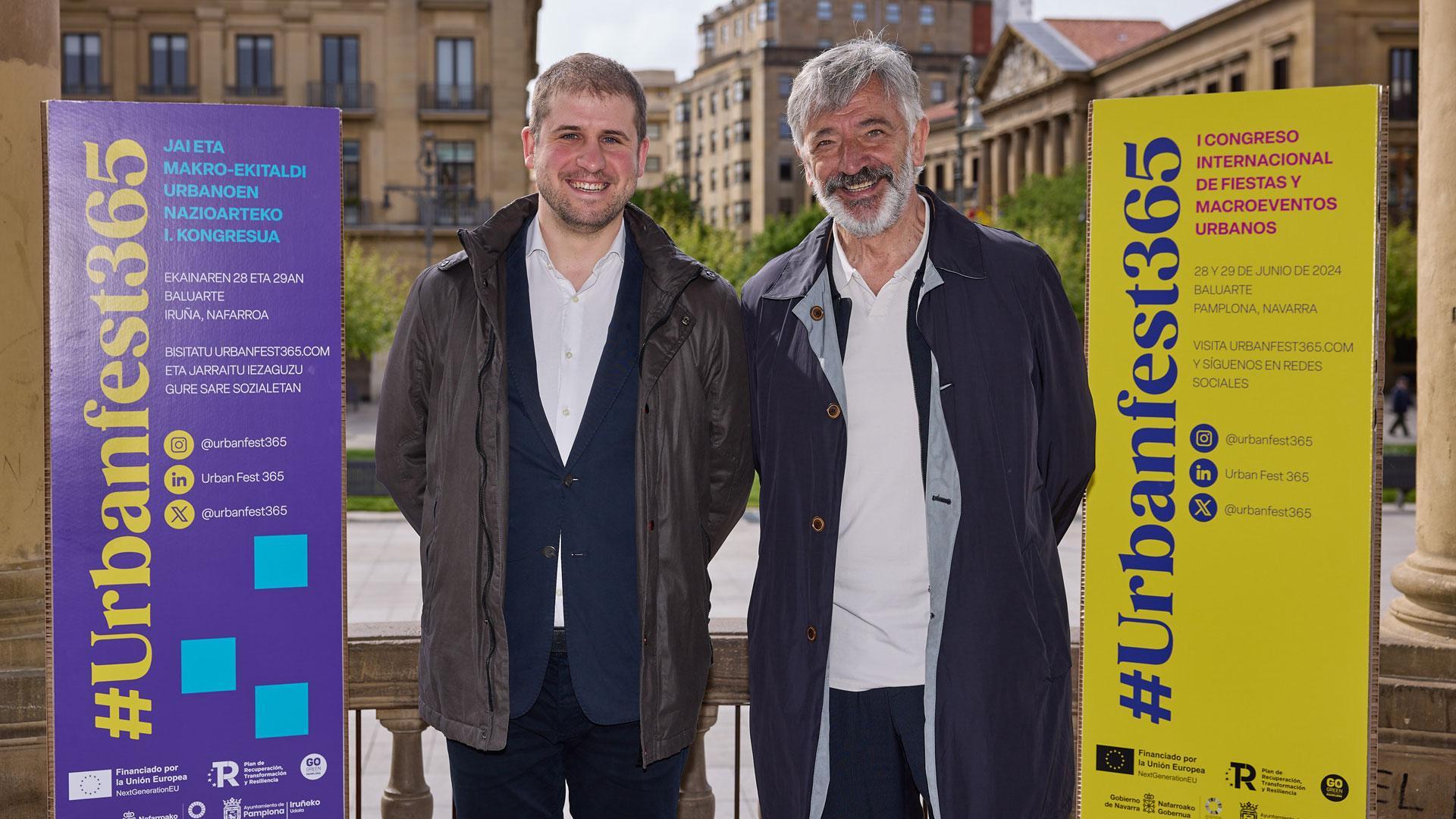 El concejal especial de Promoción Económica y Proyección Europea del Ayuntamiento de Pamplona, Koldo Martínez, (dcha.) y el director del área, Carlos Andrés