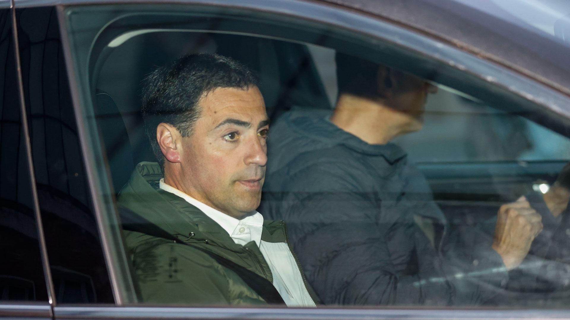El candidato a lehendakari por el PNV, Imanol Pradales, a su salida del hospital de Barakaldo donde ha sido atendido tras ser atacado con gas pimienta