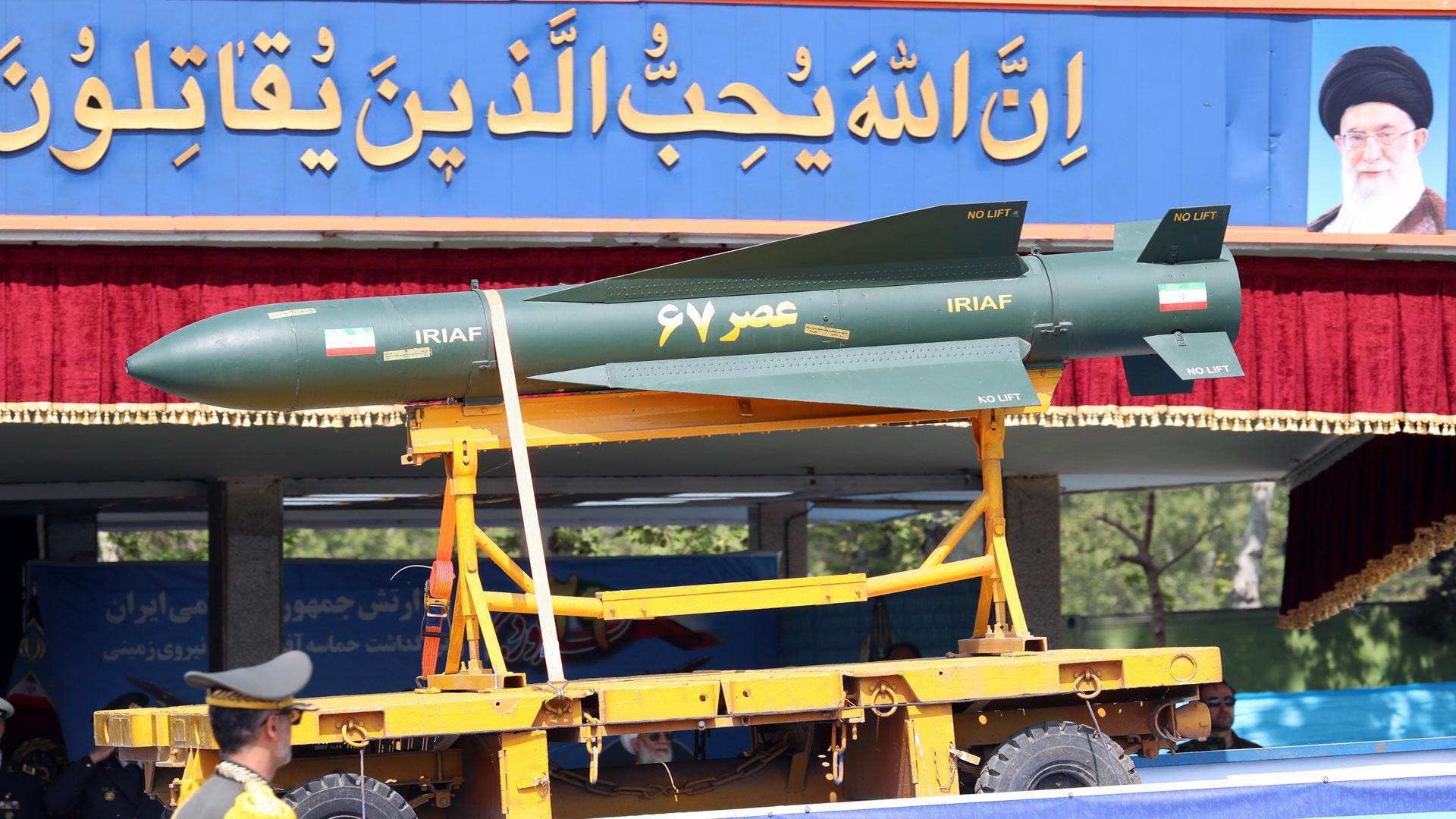 Irán exhibe un misil durante la celebración anual del Día del Ejército en una base militar en Teherán