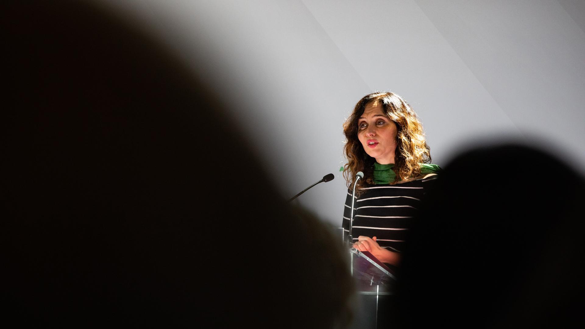 La presidenta de la Comunidad de Madrid, Isabel Díaz Ayuso, interviene durante una visita a la empresa familiar Arzam