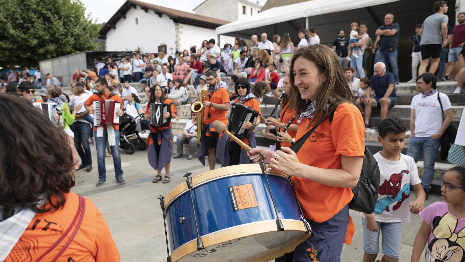 Una charanga anima los minutos posteriores al lanzamiento del cohete en las últimas fiestas.