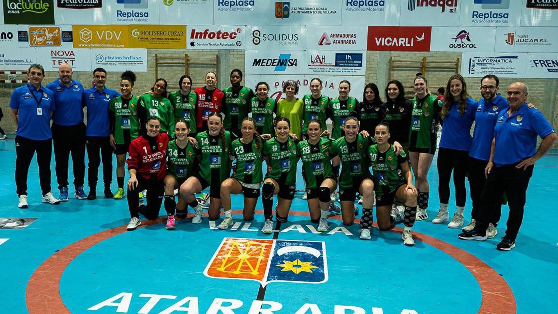 La plantilla de Replasa Beti Onak al completo tras conseguir el octavo puesto de la fase regular y su histórica clasificación al play off