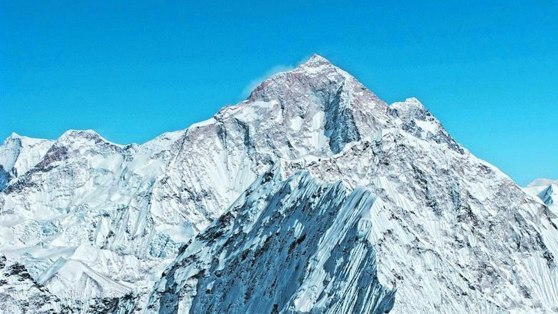 Una vista de la tremenda pirámide rocosa que es el Makalu (8.563m) desde el Ama Dablam
