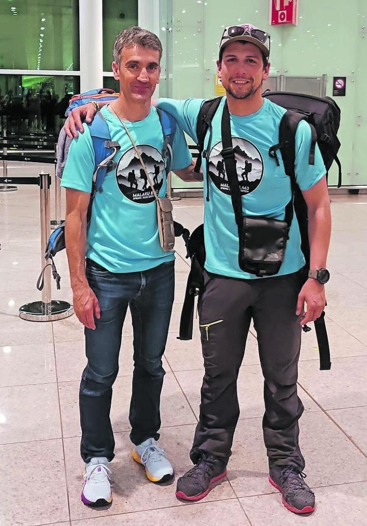 El pamplonés Óscar Fernández y el andorrano Gonzalo Fernández, el pasado sábado justo antes de viajar hacia Nepal