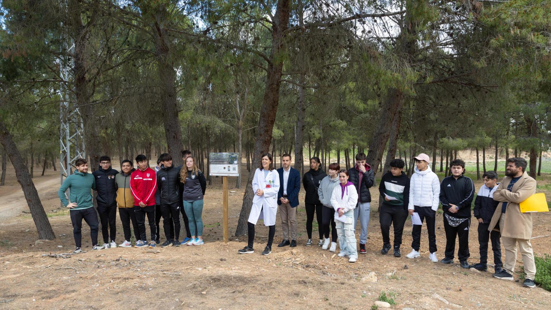 Autoridades y alumnos participantes en la creación del nuevo paseo saludable del Hospital Reina Sofía de Tudela, durante su inauguración