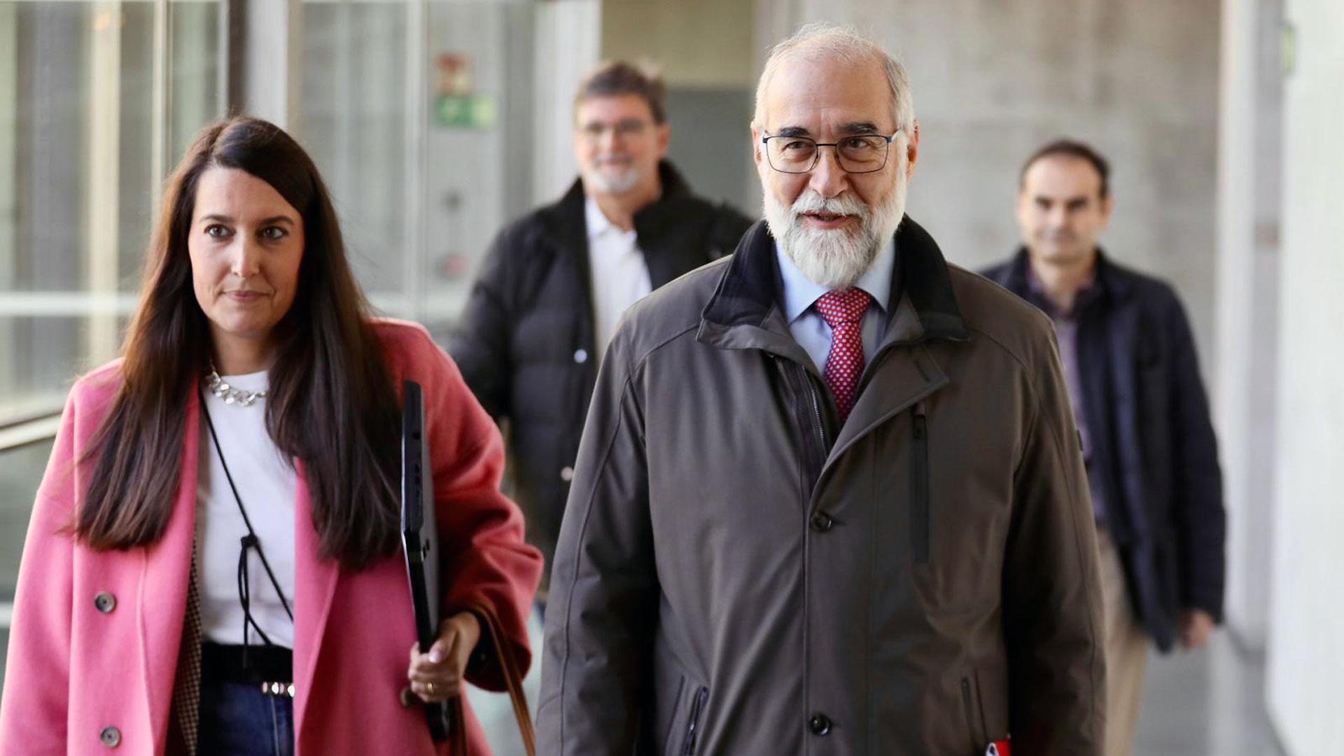 El consejero de Salud, Fernando Domínguez, este viernes en los pasillos del Parlamento foral