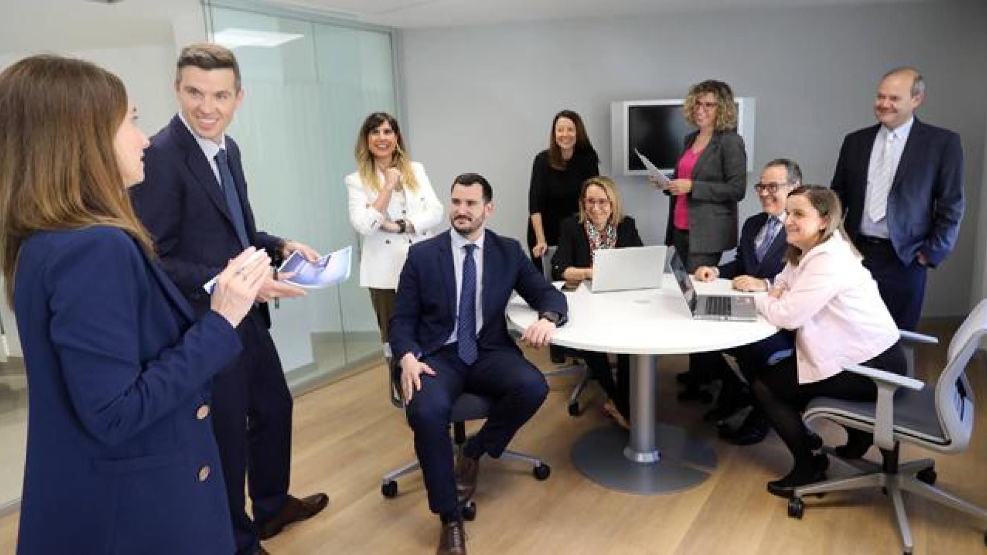 Sergi Camats Guardia, director comercial de Banca Privada de BBVA en Pamplona (segundo izda), en una reunión con el equipo de la entidad en la capital navarra