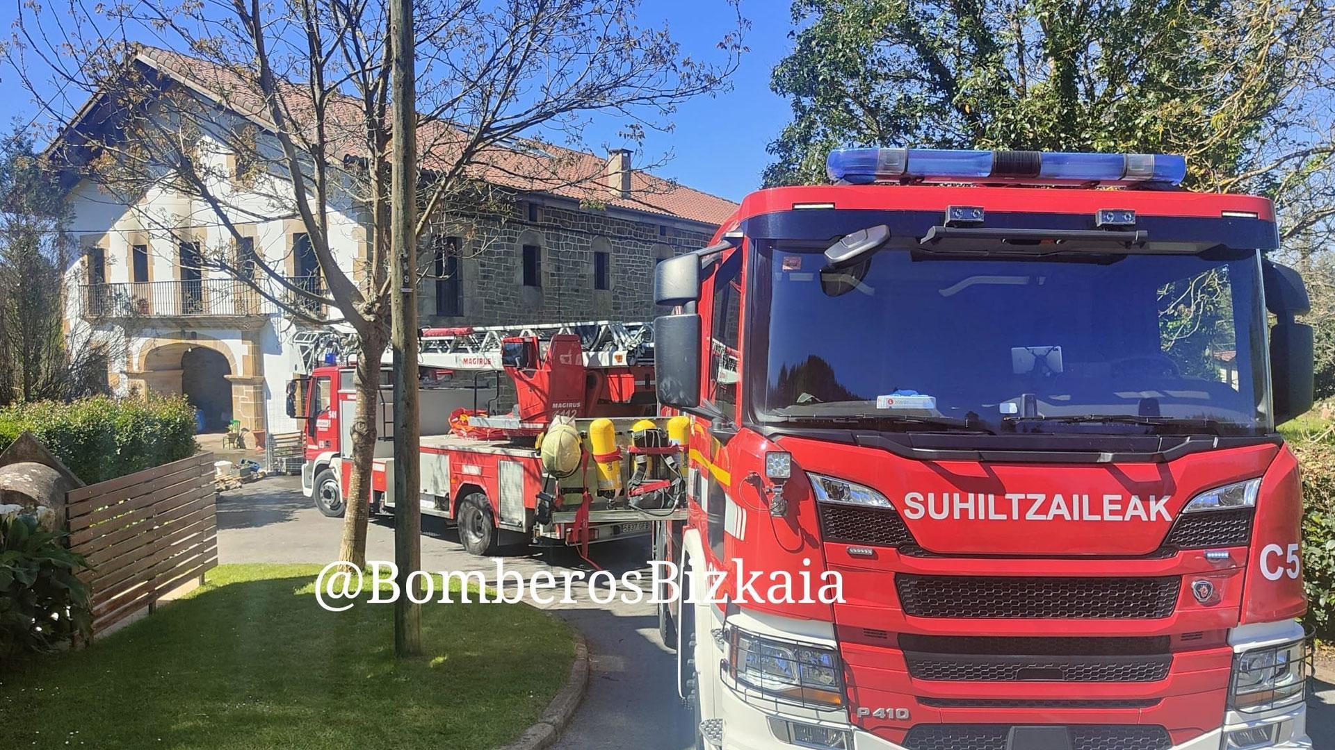 Camión de bomberos en el lugar en el que han fallecido dos personas en el incendio de un caserío