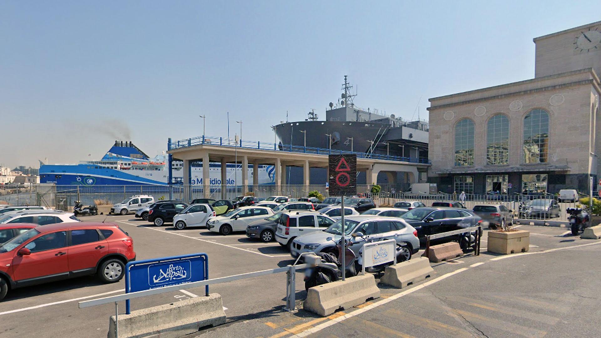 Vista del puerto de Nápoles