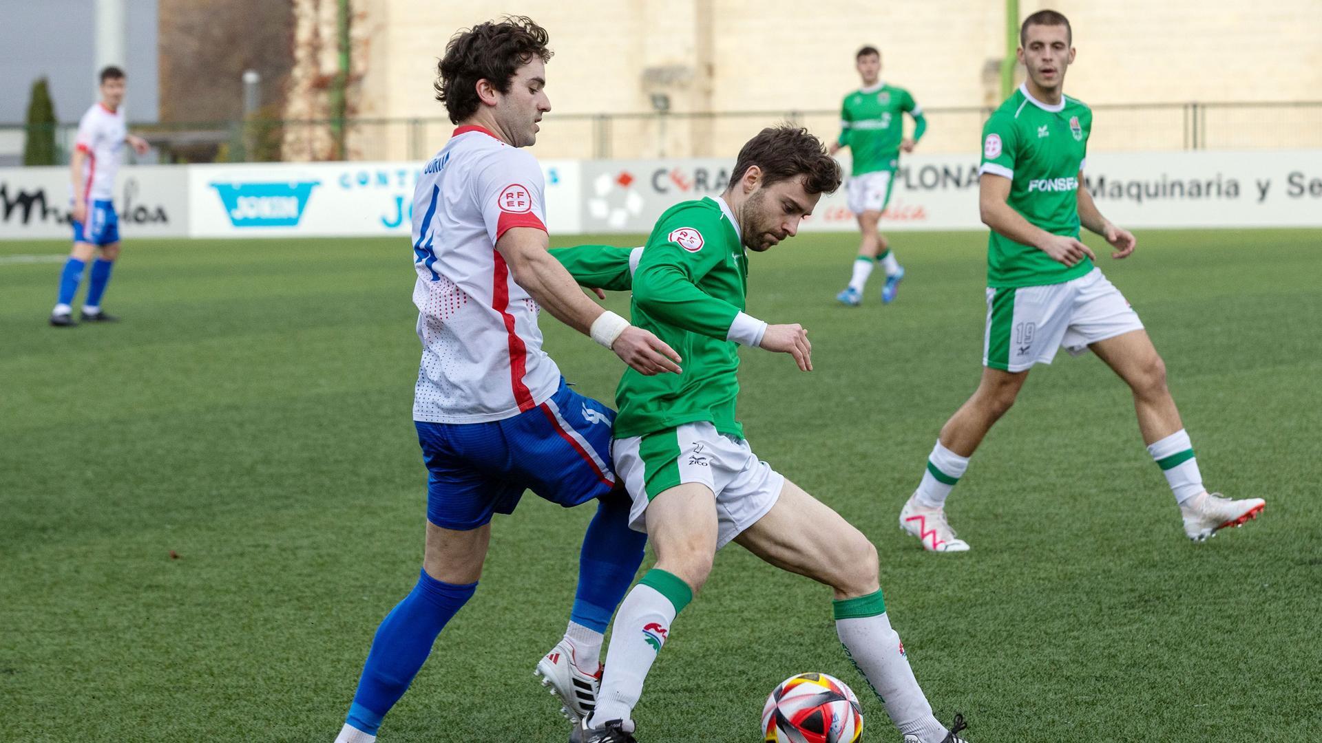 Duelo esta temporada entre Multilvera y San Juan, Carlos Soroa (Mutilvera) y Ander Iriguíbel (San Juan)