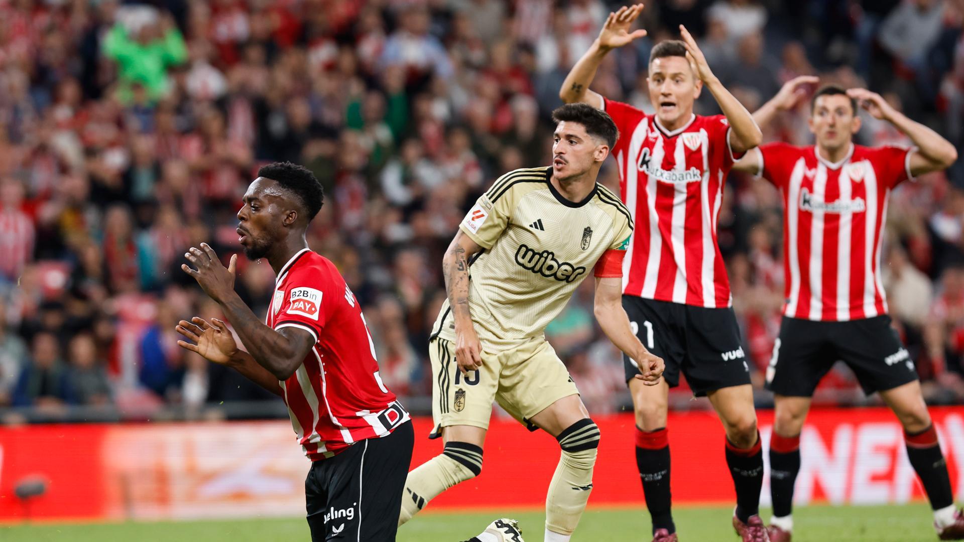El delantero del Athletic Club Iñaki Williams (i) se lamenta tras una ocasión fallida