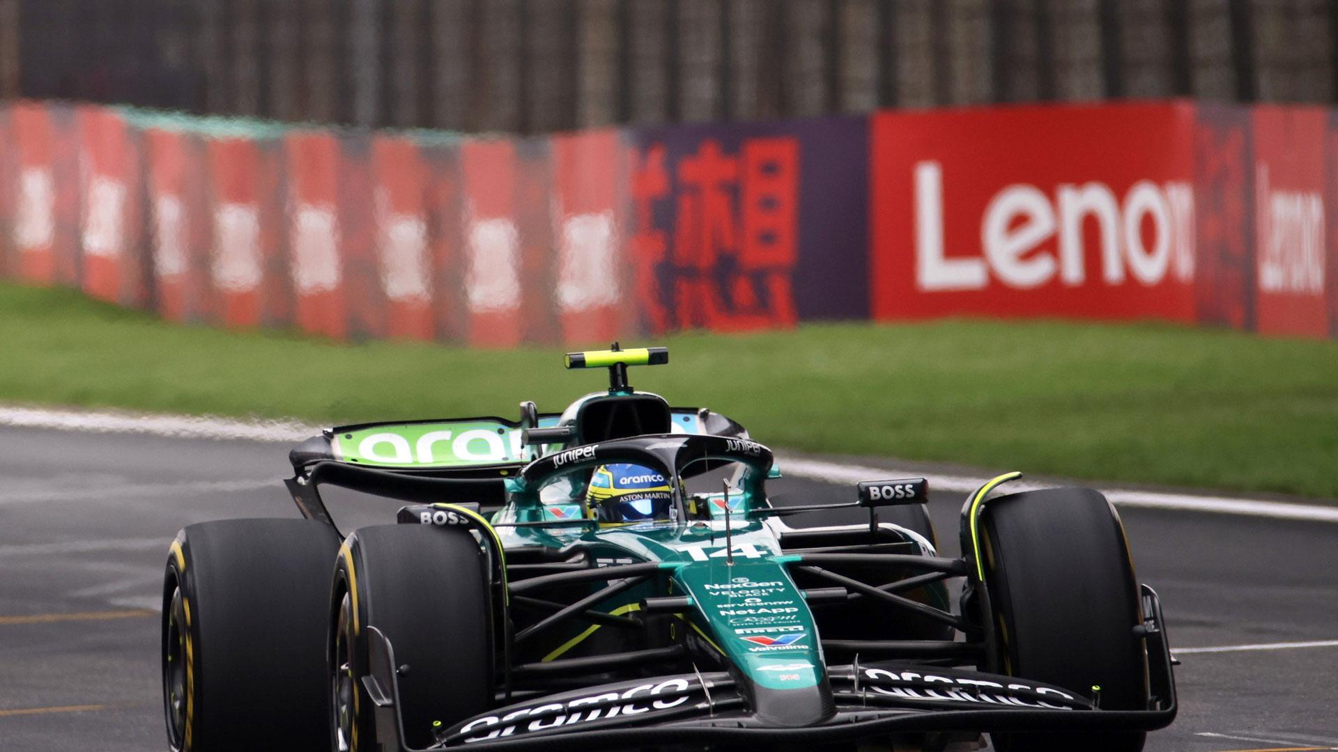 Fernando Alonso conduce su Aston Martin este sábado en el circuito de Shanghái