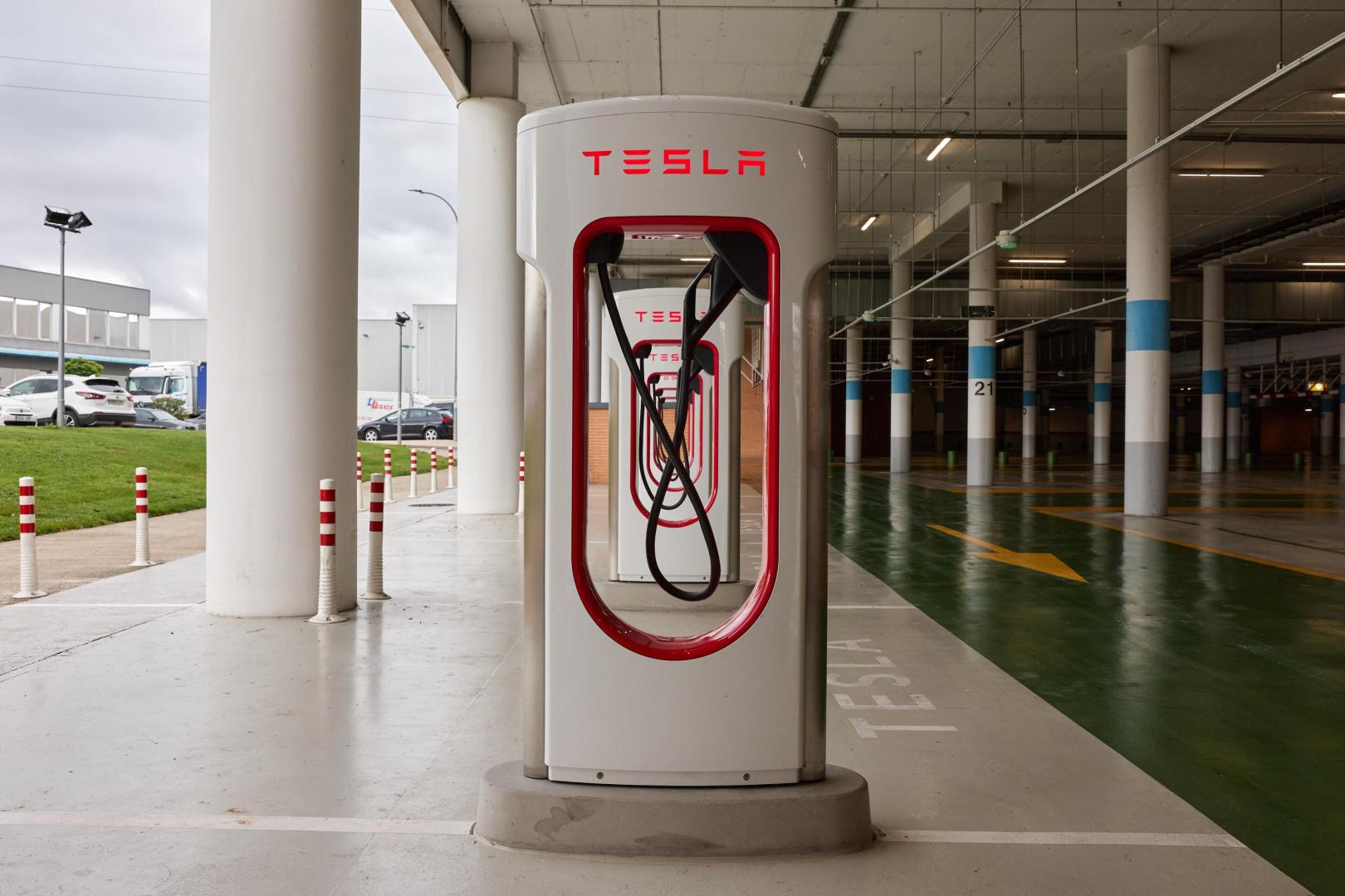 Supercargadores de Tesla en el centro comercial La Morea