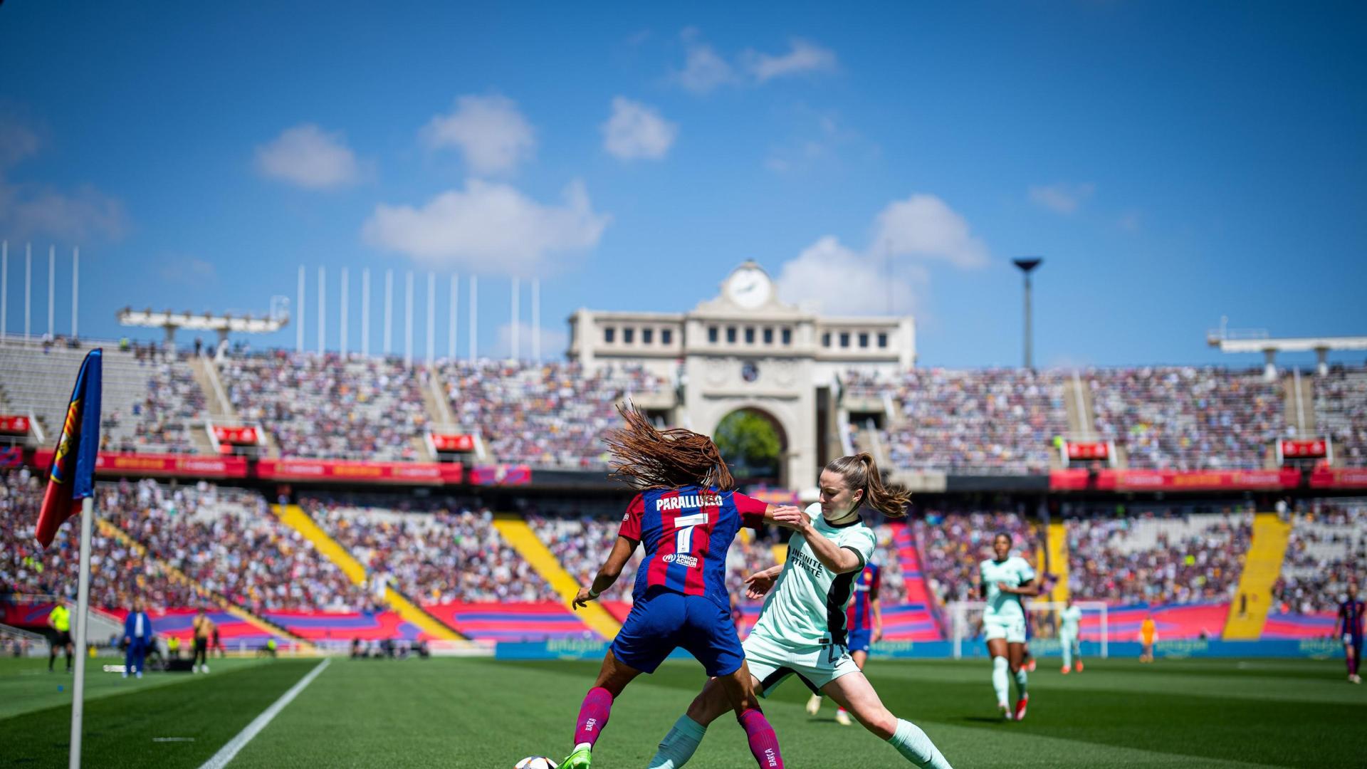 Salma Paralluelo en una disputa durante el encuentro dispùtado entre Barça y Chelsea