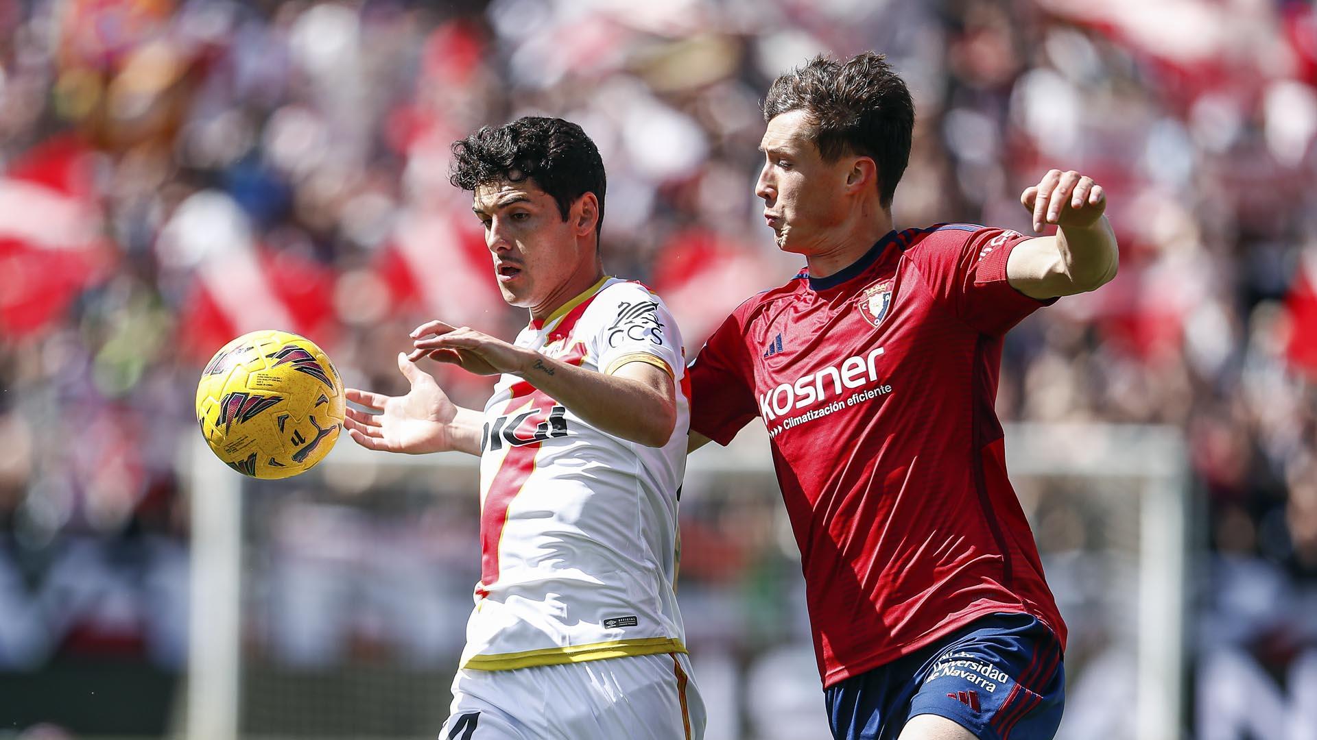 Encuentro entre el Rayo Vallecano y el C.A. Osasuna disputado en el estadio de Vallecas y correspondiente a la Jornada 32 de LaLiga EA Sports.
