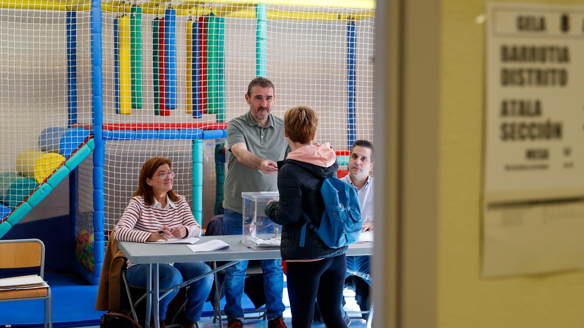 Una persona ejerce su derecho al voto para las elecciones al Parlamento Vasco, este domingo, en un colegio electoral en Bilbao