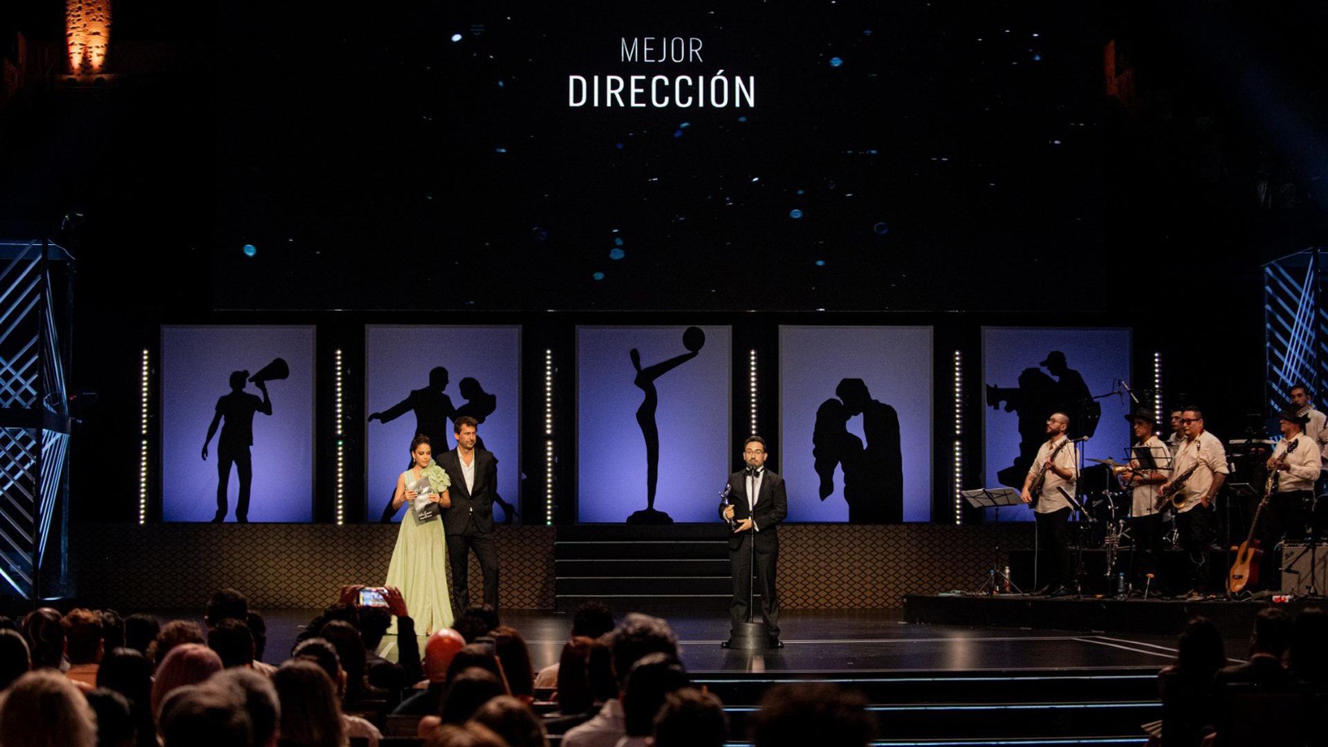 El cineasta J.A. Bayona con el premio que le acredita como mejor director por 'La sociedad de la nieve'