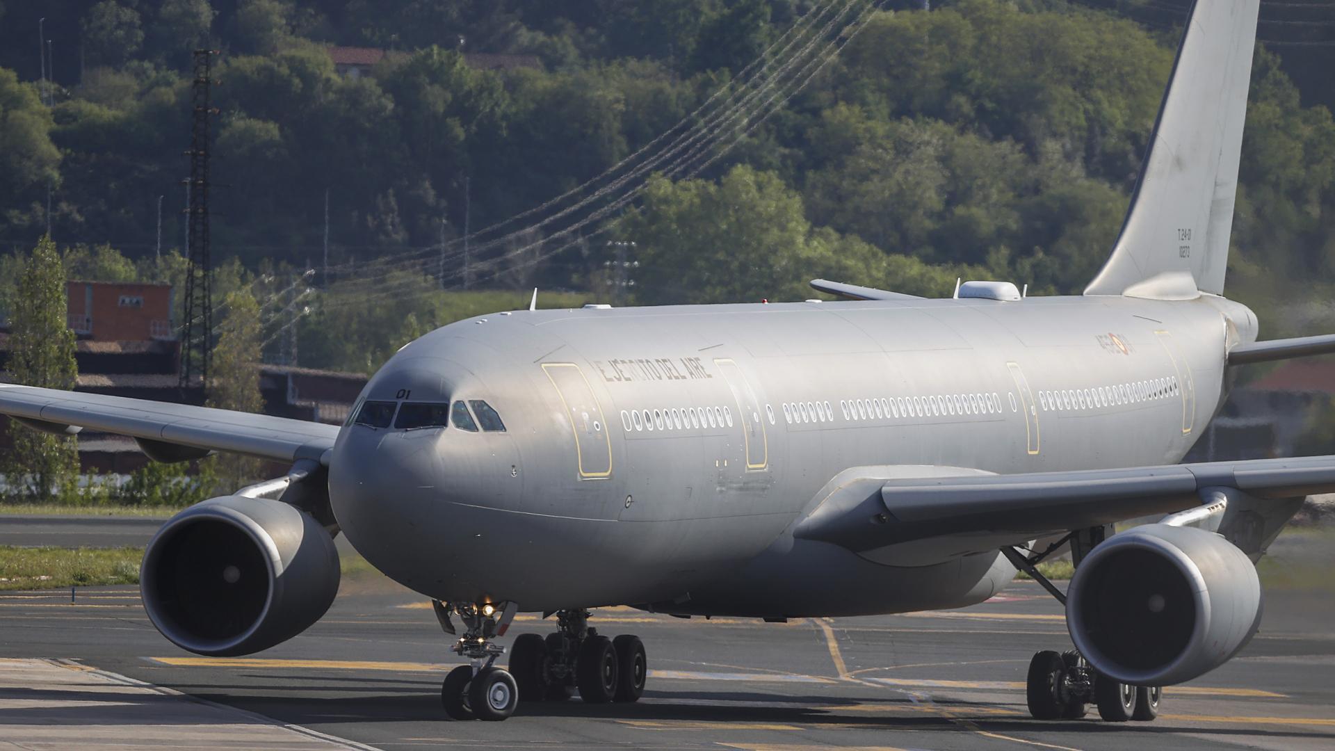 Momento en el que el avión medicalizado del Ministerio de Defensa aterriza en Bilbao.