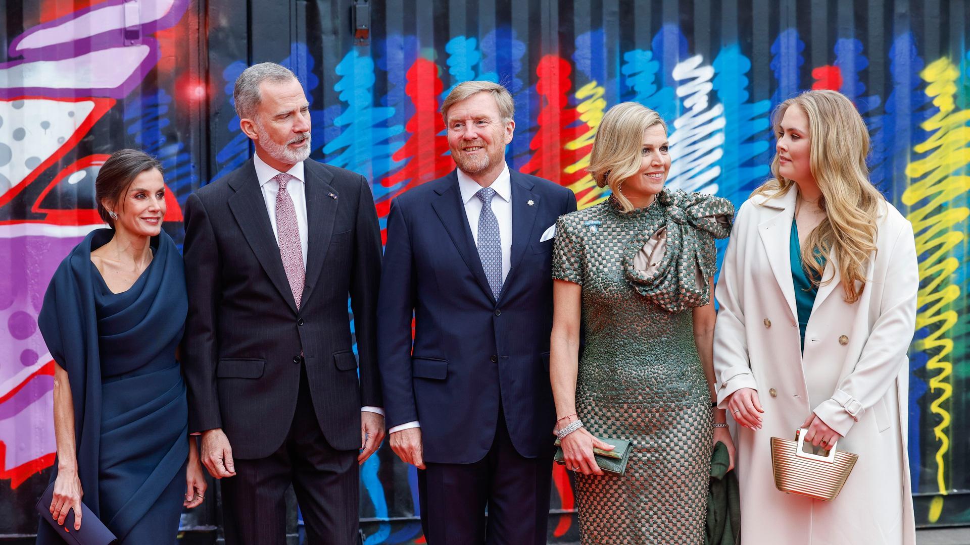 Los Reyes de España, Felipe (2i) y Letizia (i), acompañados por los reyes de Países Bajos, Guillermo (3d) y Máxima (2d), y la princesa Amalia (d)