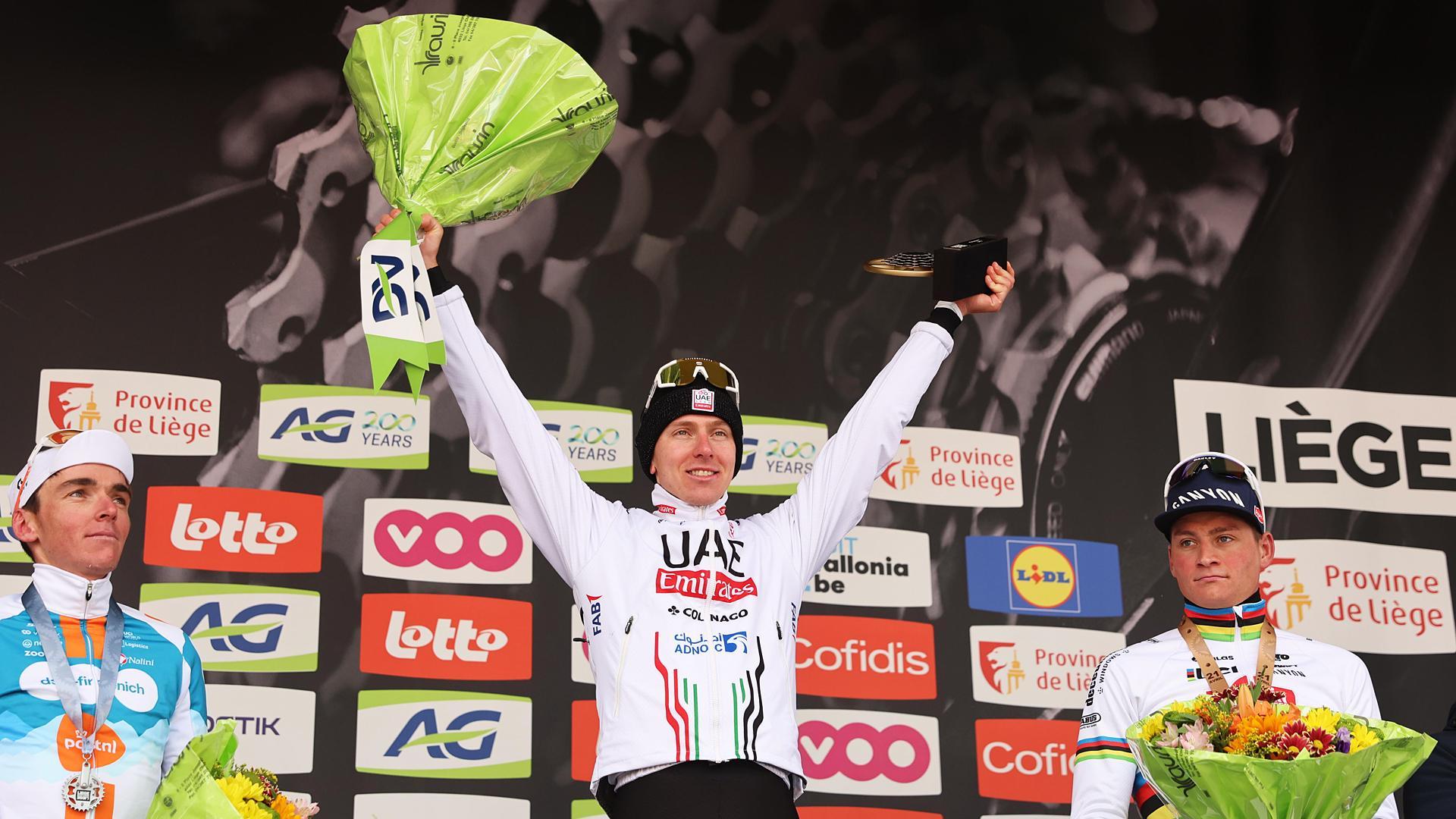 Podio de la Lieja-Bastogne-Lieja con Poigacar vencedor (centro), Roman Bardet segundo (izda.) y Mathieu van der Poel tercero (dcha.)