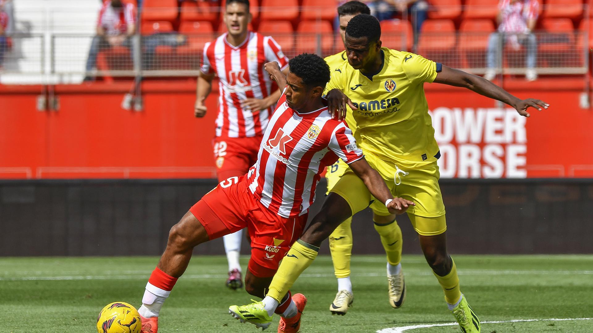 'Choco' Lozano pelea con Yerson Mosquera durante el partido.