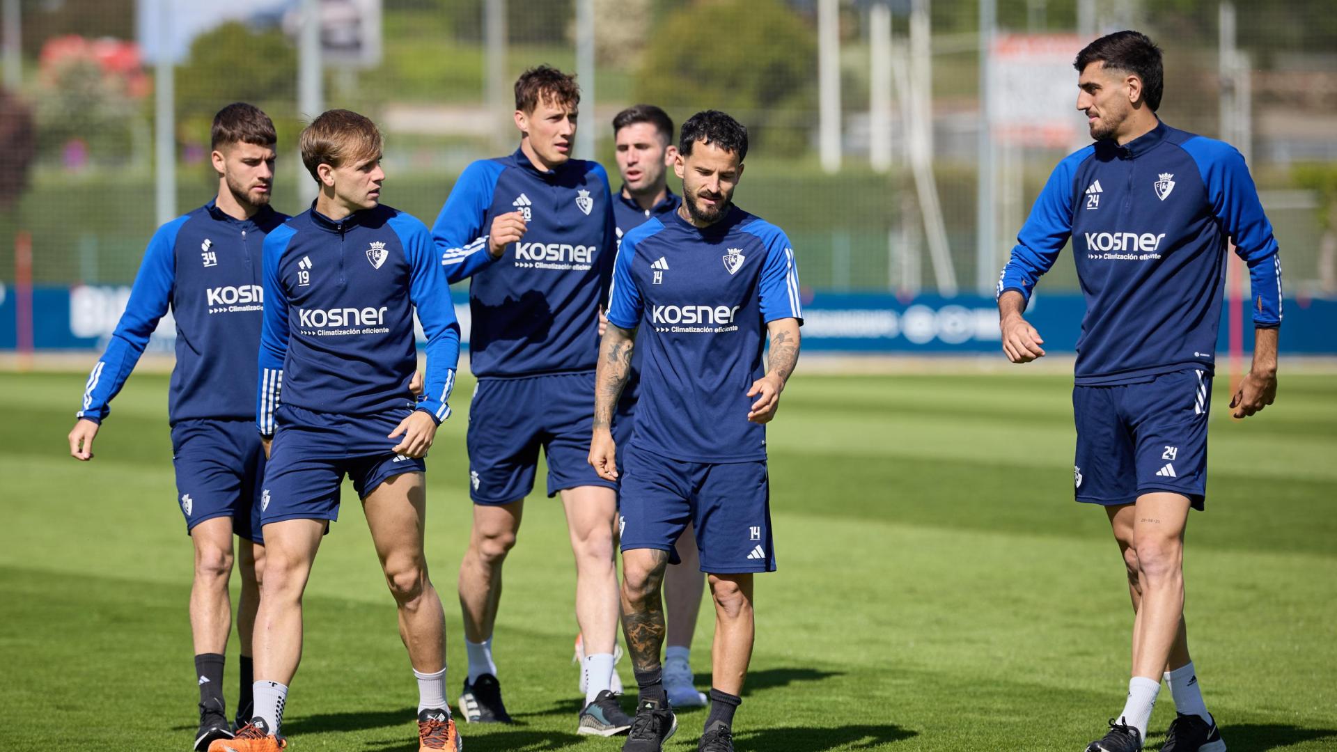 Rubén García, en el centro, junto a Iker Muñoz, Pablo Ibáñez, Herrando, Areso y Catena, en la sesión de ayer en Tajonar. Hoy el equipo guarda descanso.	j.p. urdíroz