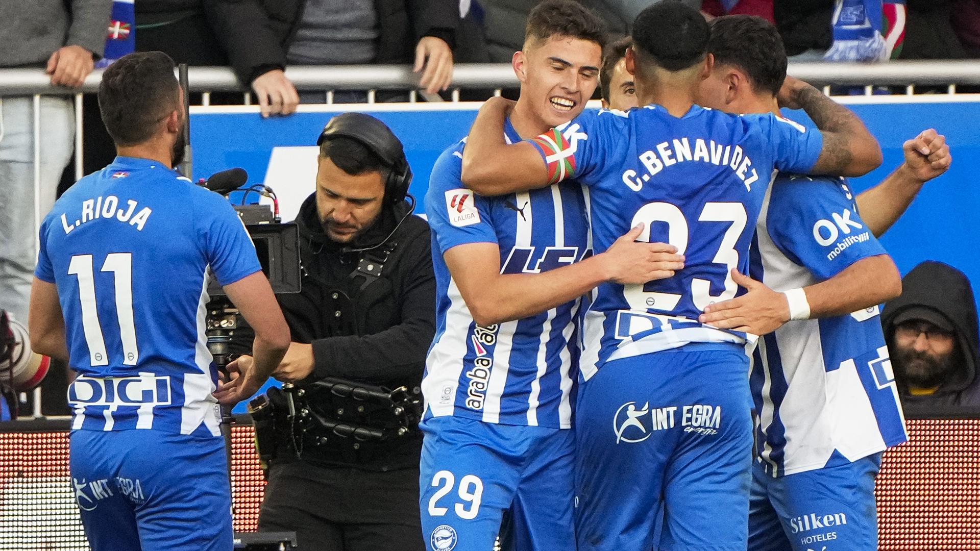 Los alavesistas celebran el tanto de Luis Rioja que certificaba el triunfo sobre el Atlético de Madrid.