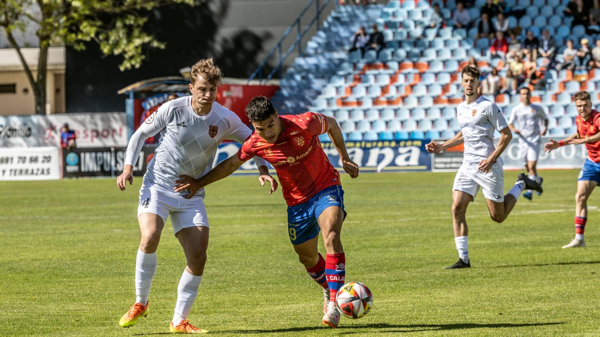 El centrocampista del Valle de Egüés Javi Terés defiende a Raúl Rubio, que firmó dos goles para el Calahorra