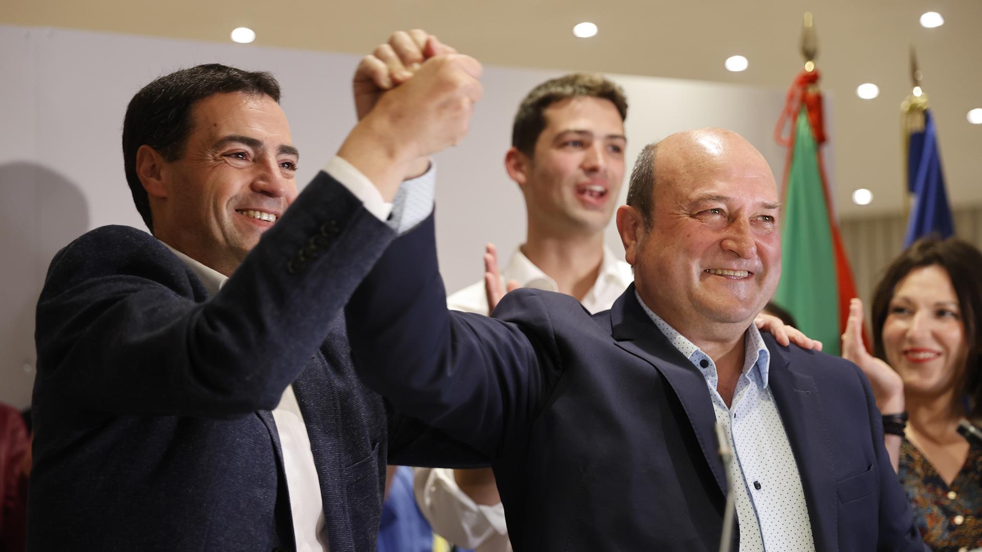 El candidato a lehendakari del PNV, Imanol Pradales (i), y el presidente del PNV Andoni Ortuzar (d) celebran los resultados electorales vascos