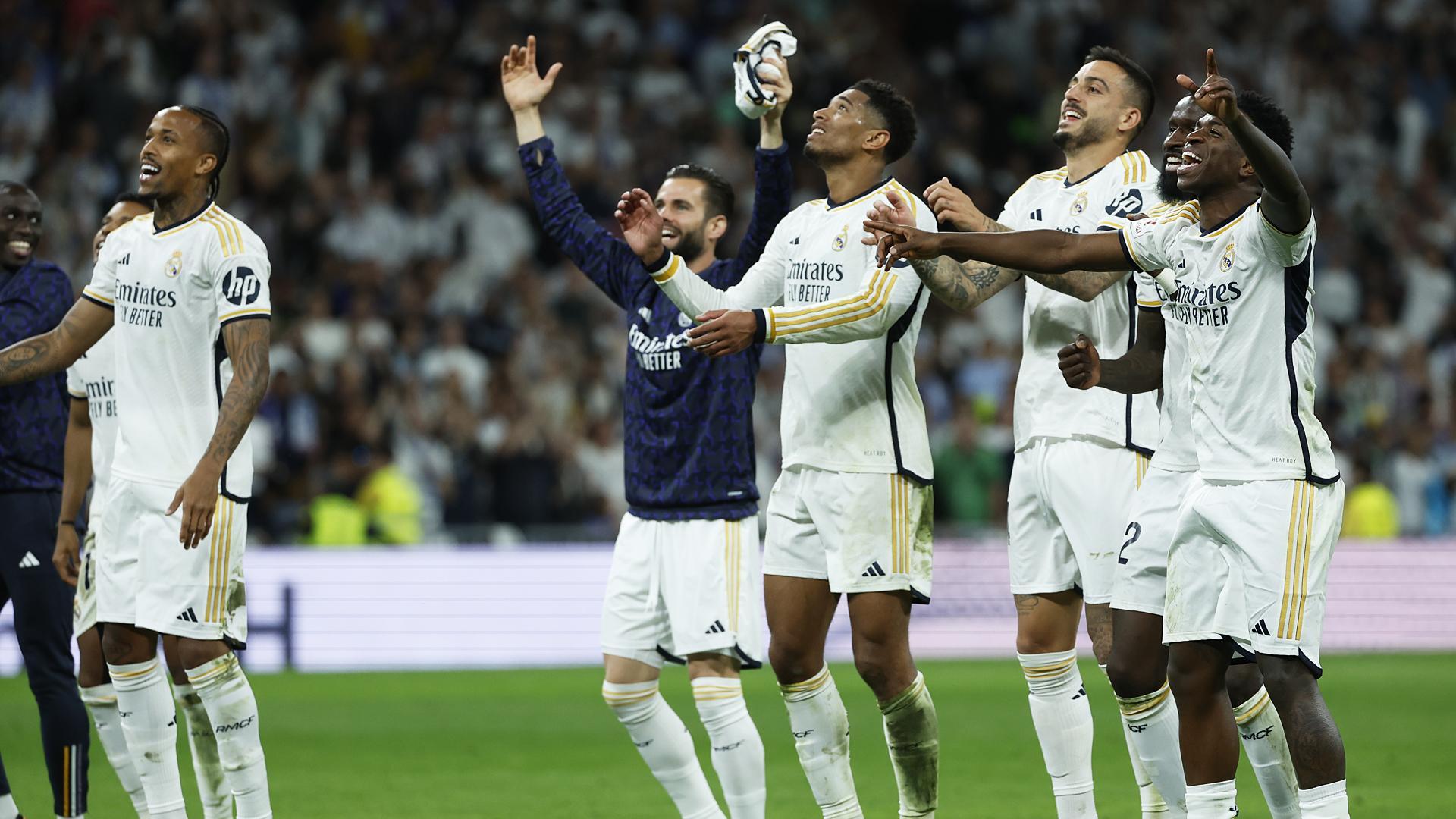Los jugadores del Real Madrid celebran con su afición la victoria contra el FC Barcelona.