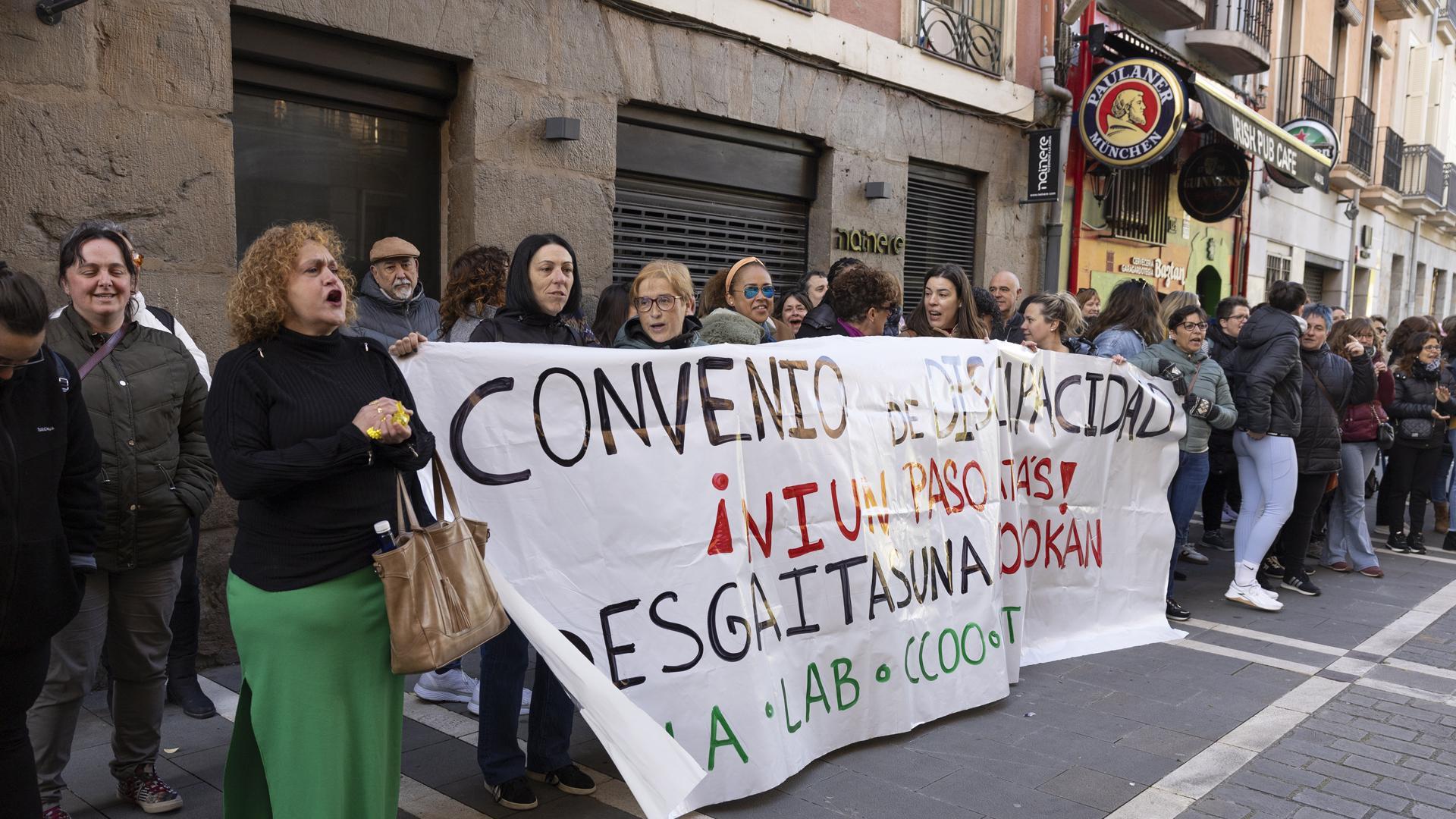 Concentración de sindicatos UGT, ELA, LAB y CCOO ante el Tribunal Laboral de Navarra para exigir avances en la negociación del Convenio de Centros de Discapacidad Concertados con el Gobierno de Navarra.