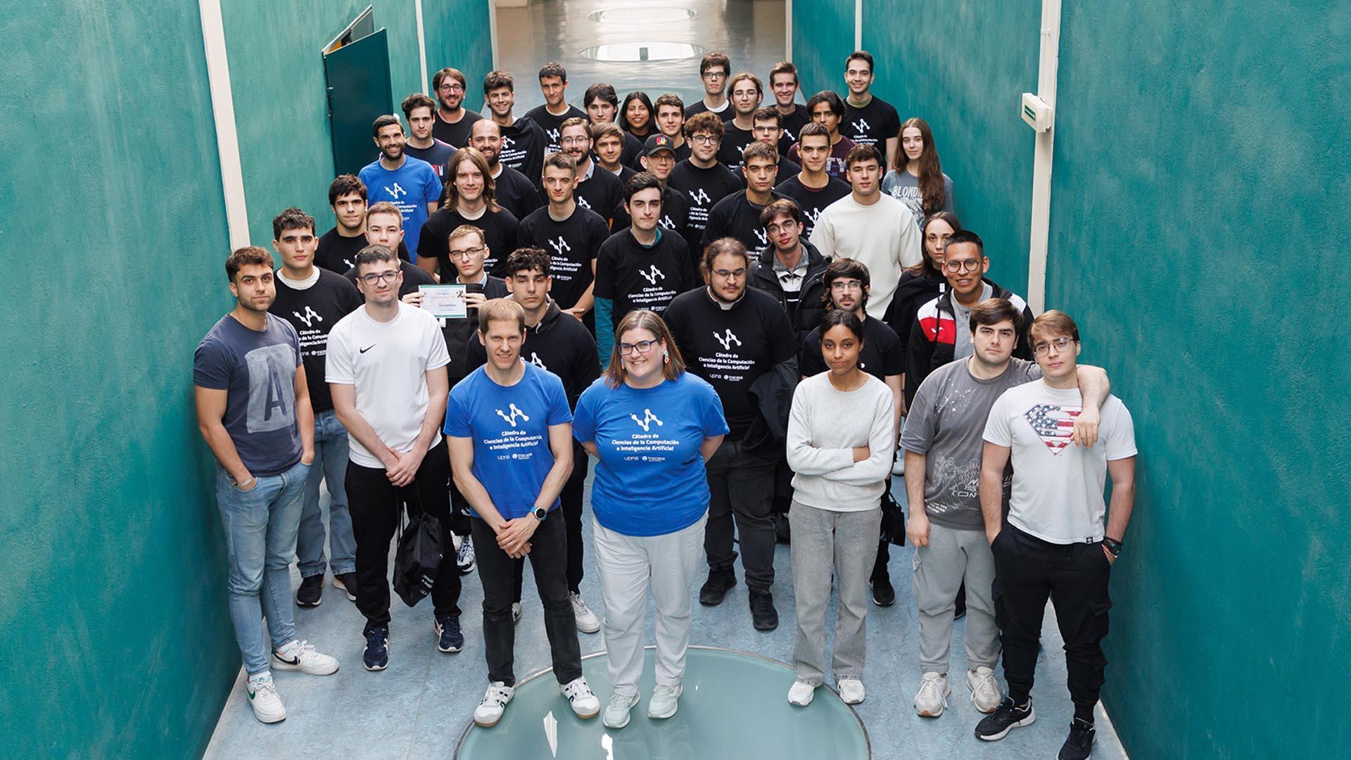 Participantes en la competición nacional de programación AdaByron Multisede, en la UPNA. En primer término, de izda. a dcha., el director de la Cátedra Tracasa de Ciencias de la Computación e Inteligencia Artificial, Mikel Galar, y la profesora Aránzazu Jurío, responsable del Grado en Ingeniería Informática de la UPNA