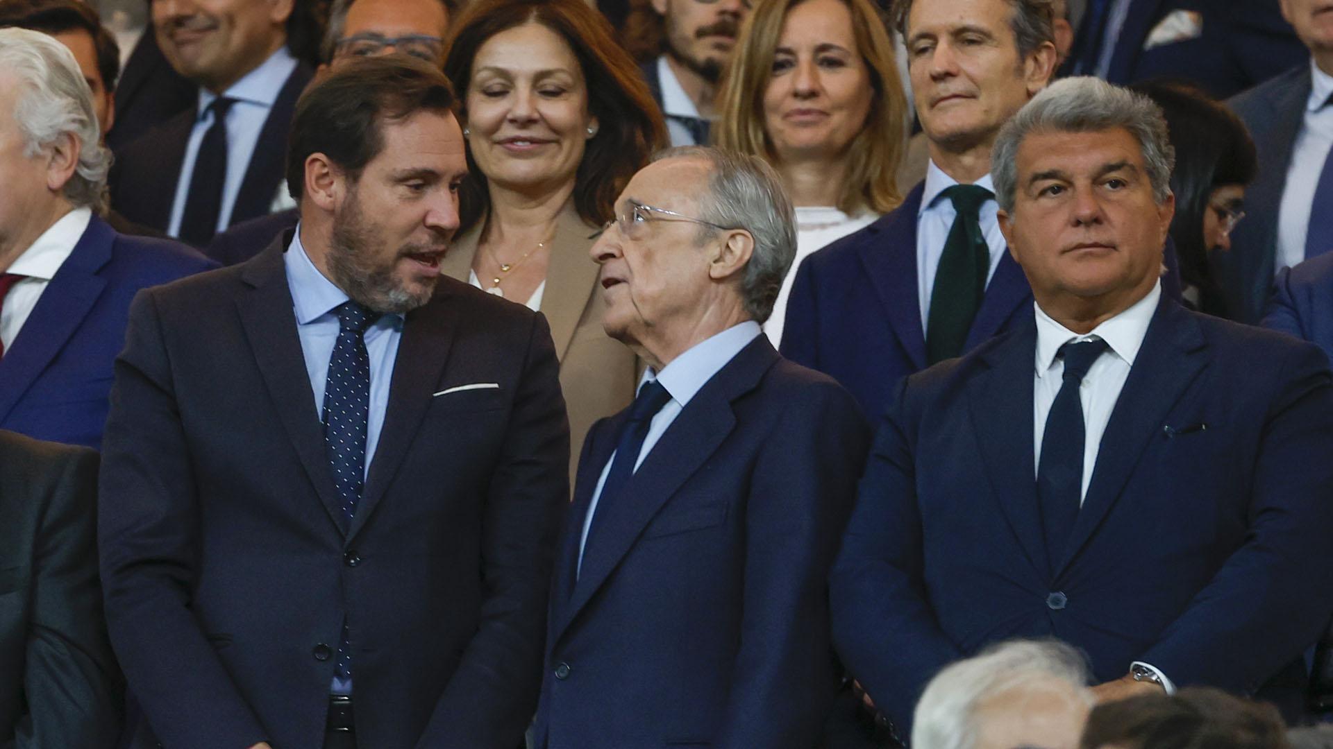 Joan Laporta (derecha), en el palco del Bernabéu durante el Clásico