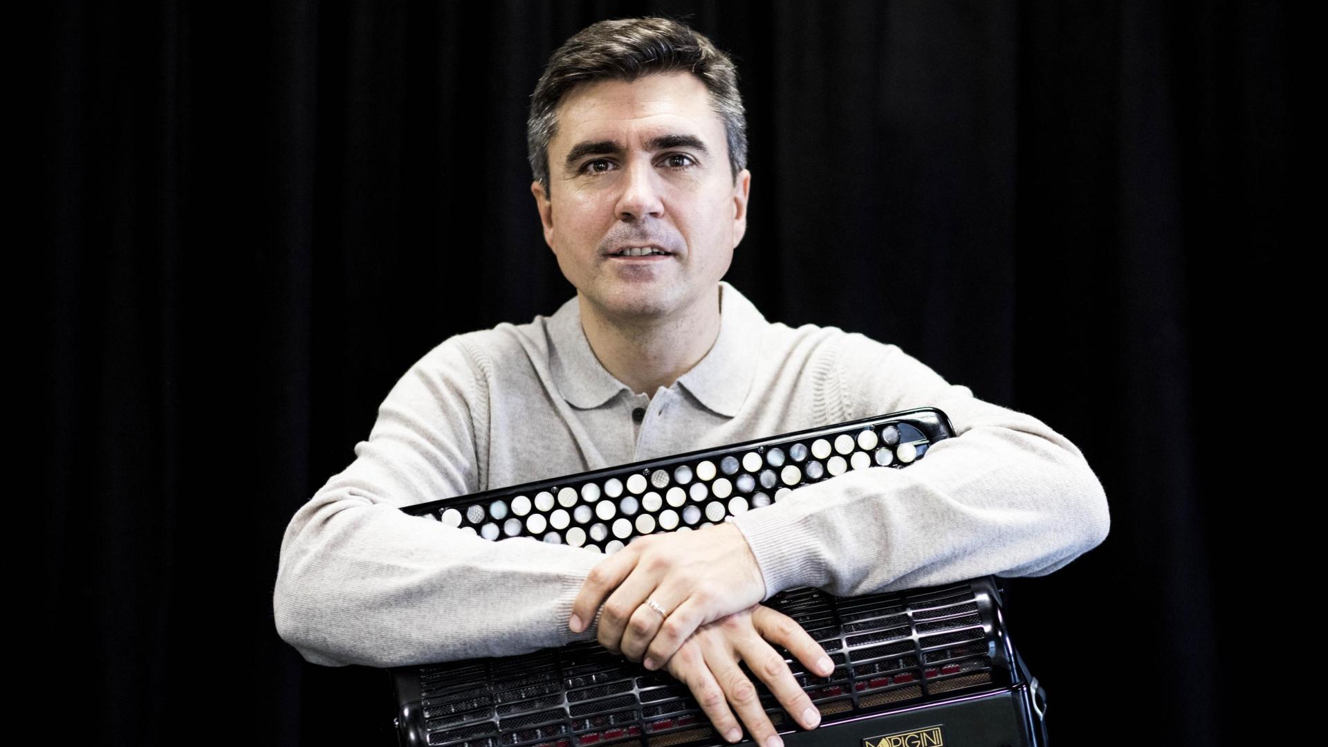 El acordeonista Iñaki Alberdi actúa hoy en Civican junto a un quinteto de músicos de la OSN.