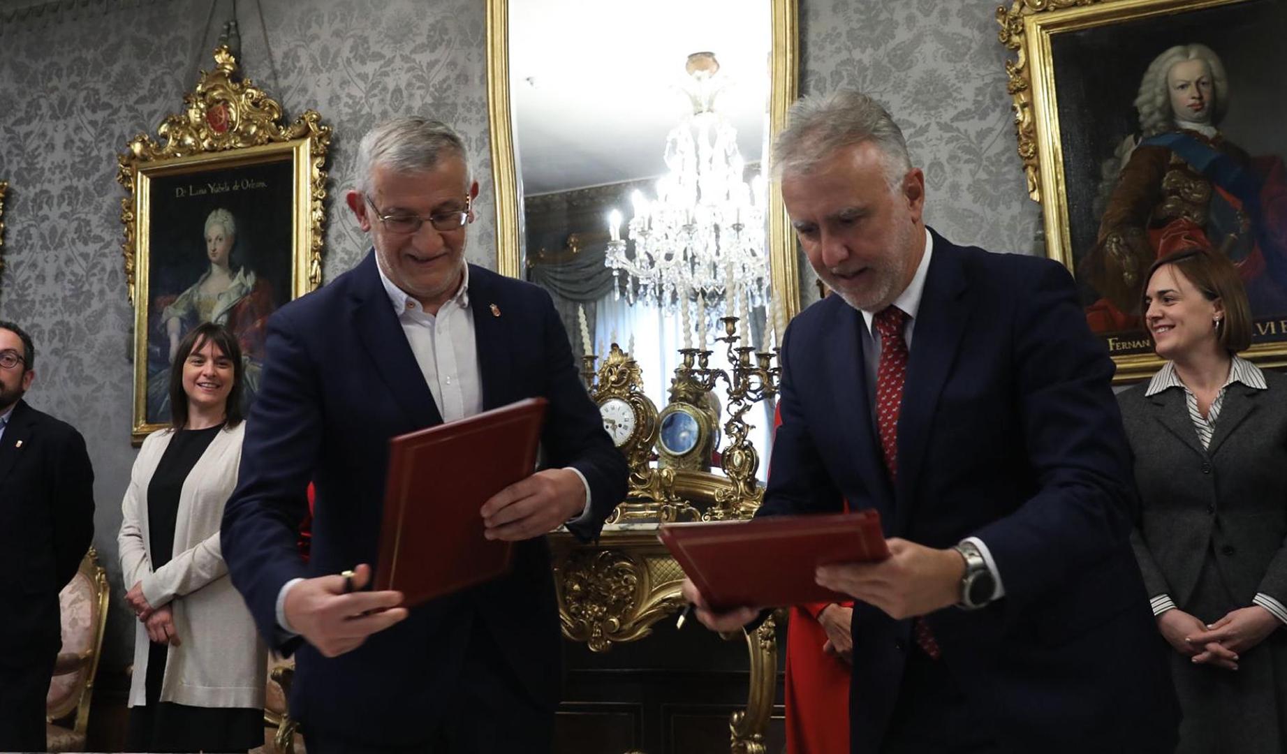 Firma del acuerdo de la reforma del Amejoramiento para asegurar que Navarra podrá ejercer tráfico en exclusiva