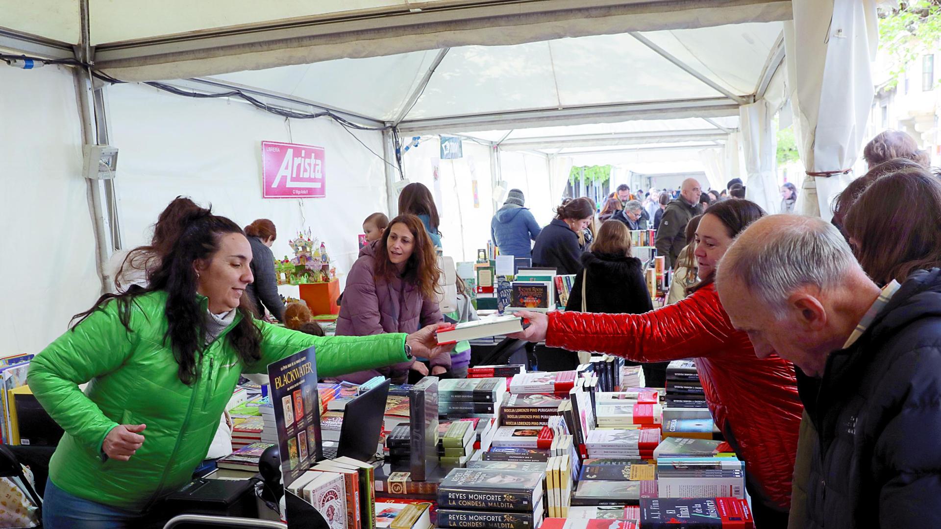 Si la lluvia no fue impedimento, la tarde despejada y soleada de este martes animó aún más al público a pasar por los estands de la avenida Carlos III de Pamplona