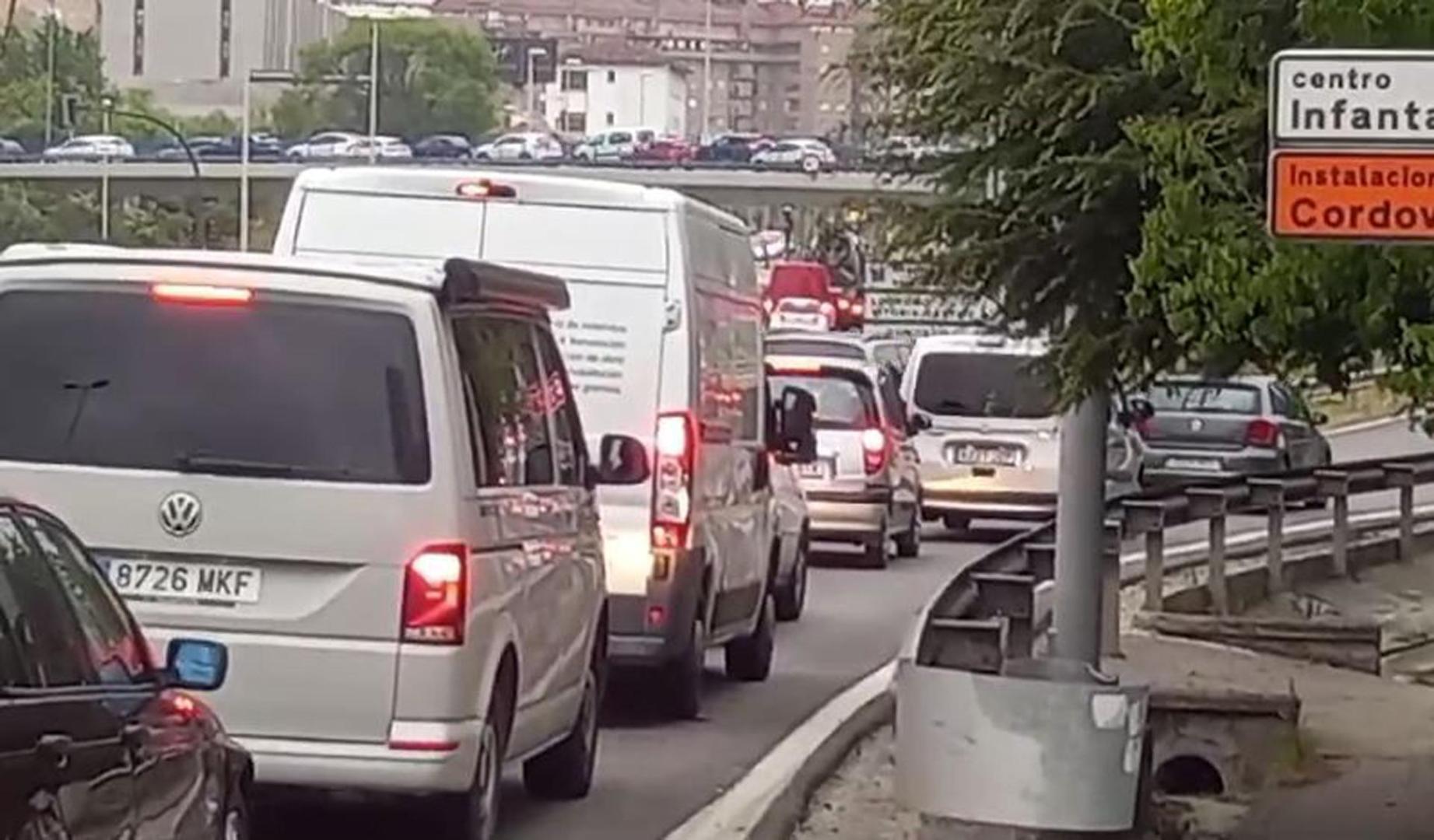 Vídeo de las retenciones en Pamplona provocadas por el incendio de un camión en la A-15