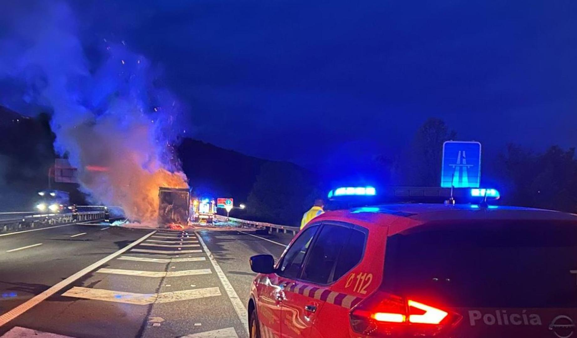 Cortada la A 15, entre Zizur y Landaben, por el incendio de un camión