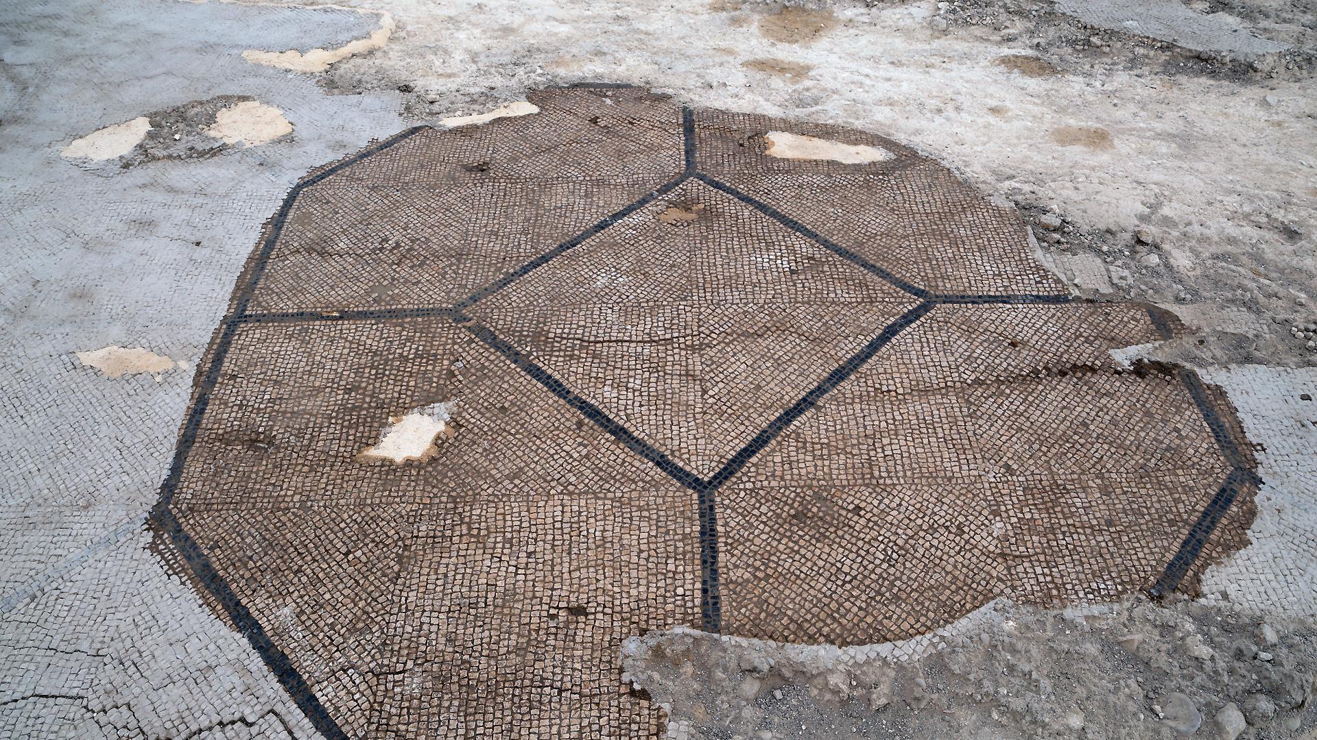 Detalle de uno de los mosaicos geométricos del yacimiento arqueológico romano Campo de Arlas de Peralta