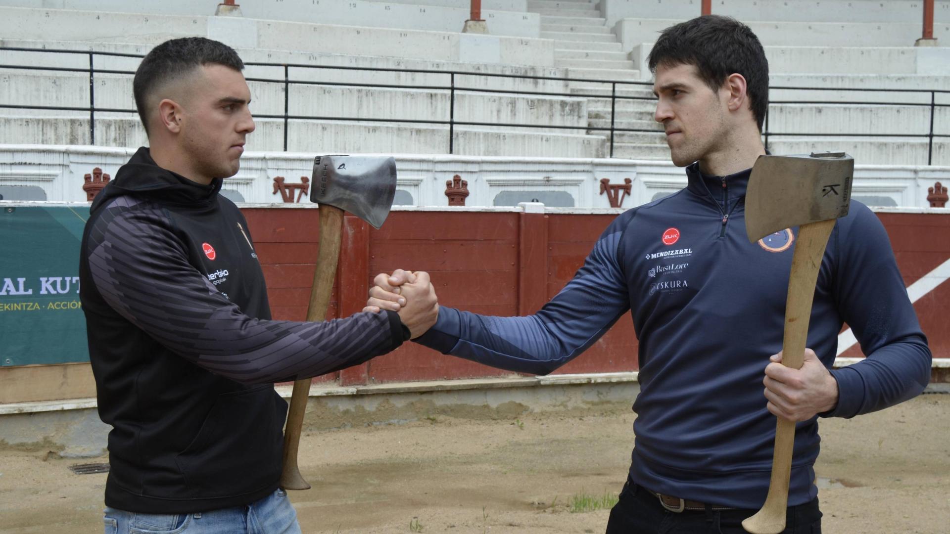 Iker Vicente y Julen Alberdi, en la Plaza de Toros de Tolosa.