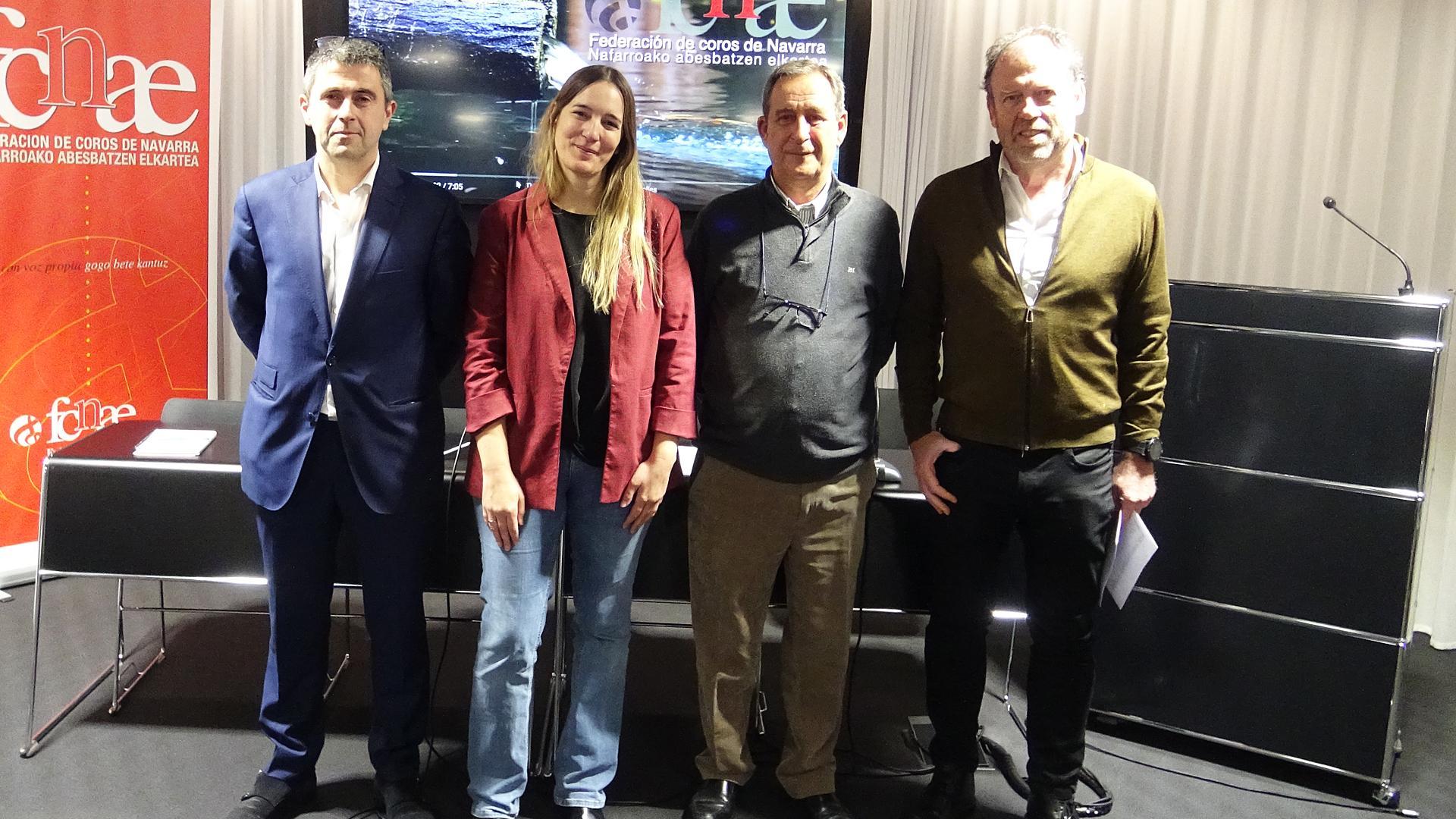 De izda. a dcha., Enrique Bretos, apoderado de SONAGAR; Amaya Flores, representante de Cederna-Garalur; el presidente de la FCNAE, Carlos Gorricho; y el anfitrión, el presidente del Colegio de Arquitectos Vasco Navarra, Santiago Iribarren.