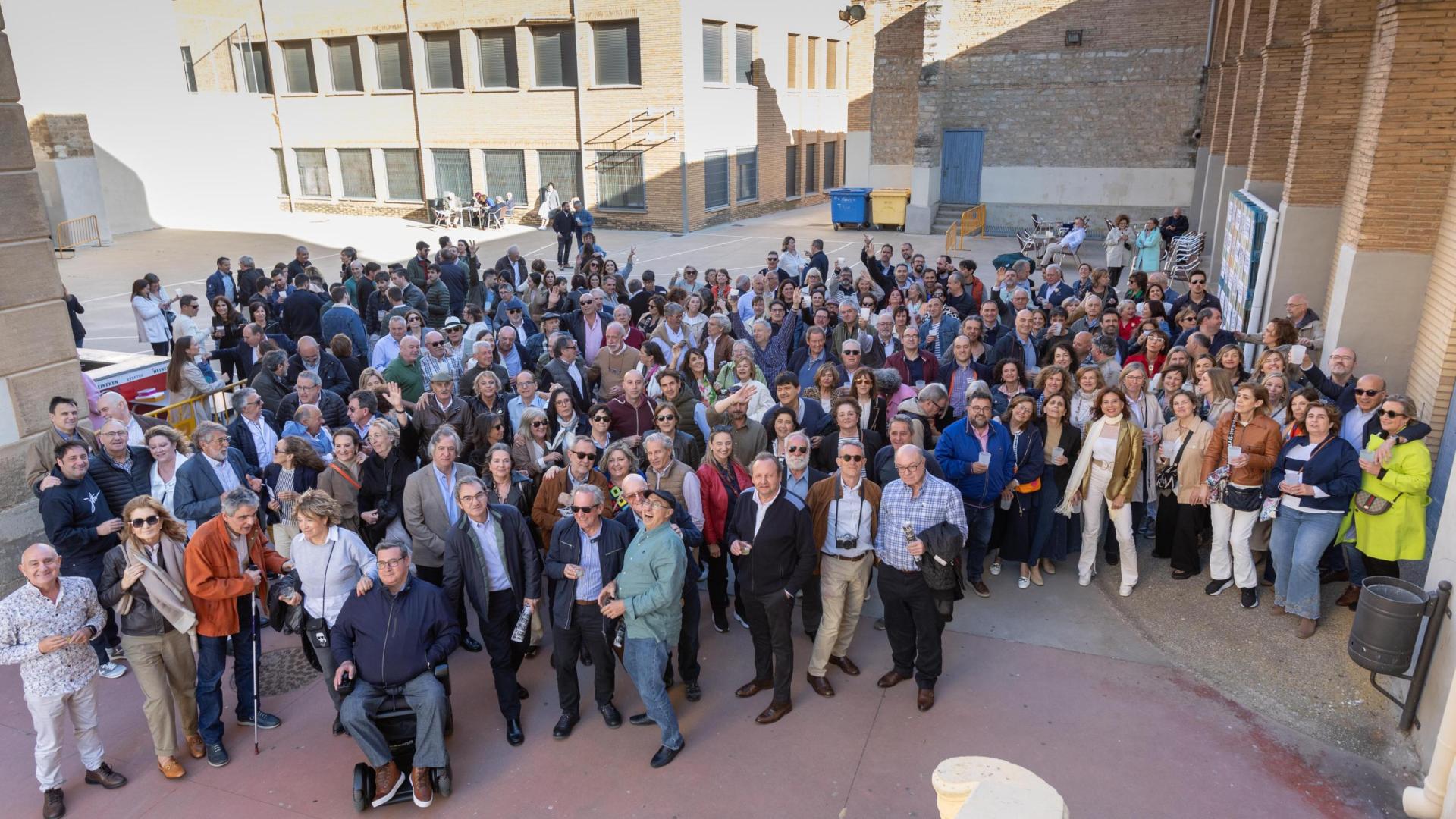 Los asistentes a la fiesta del Día del Antiguo Alumno del Colegio San Francisco Javier (Jesuitas) de Tudela posaron juntos para una gran foto de familia